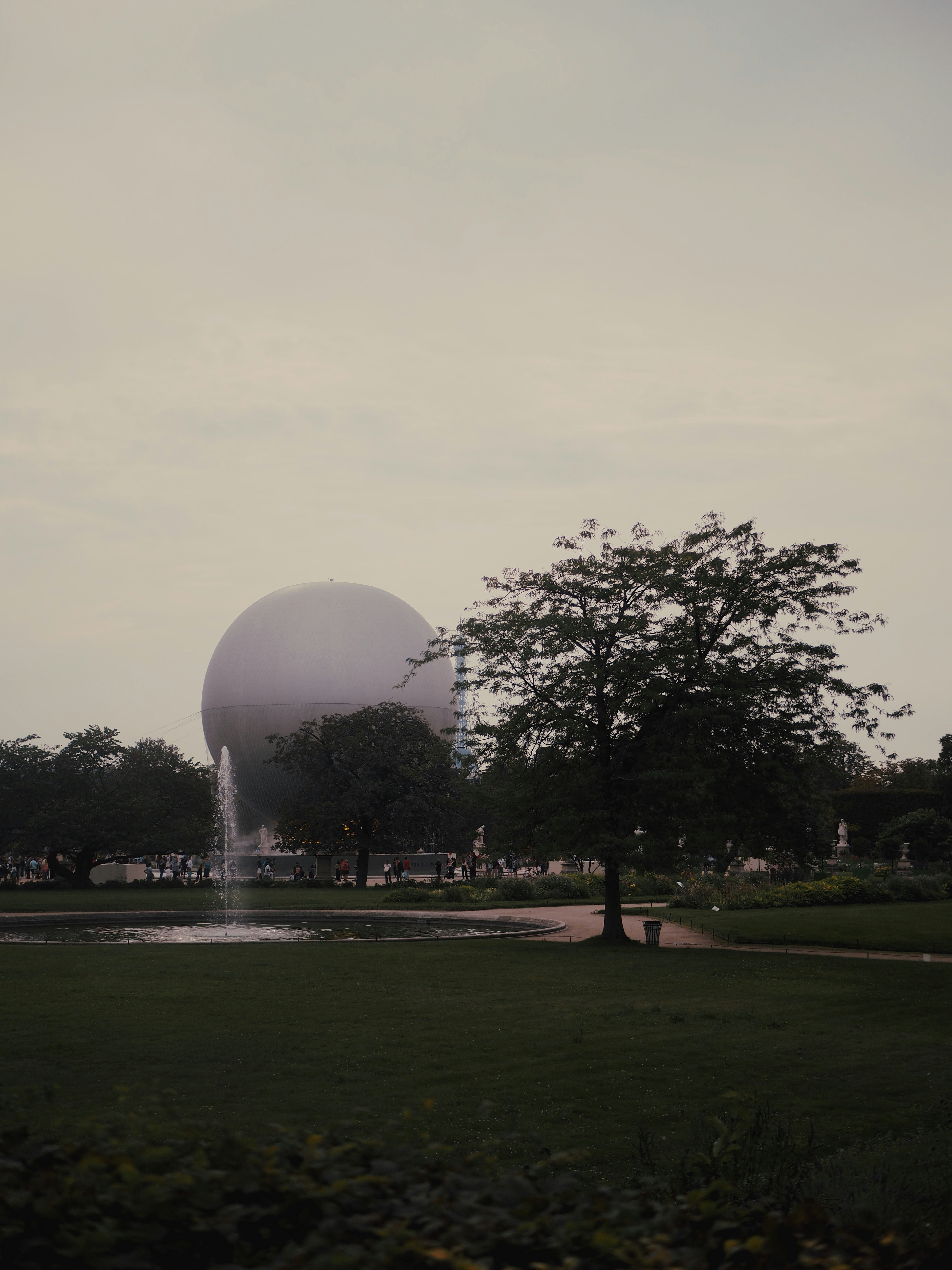 Une grosse boule blanche posée au milieu d’un parc