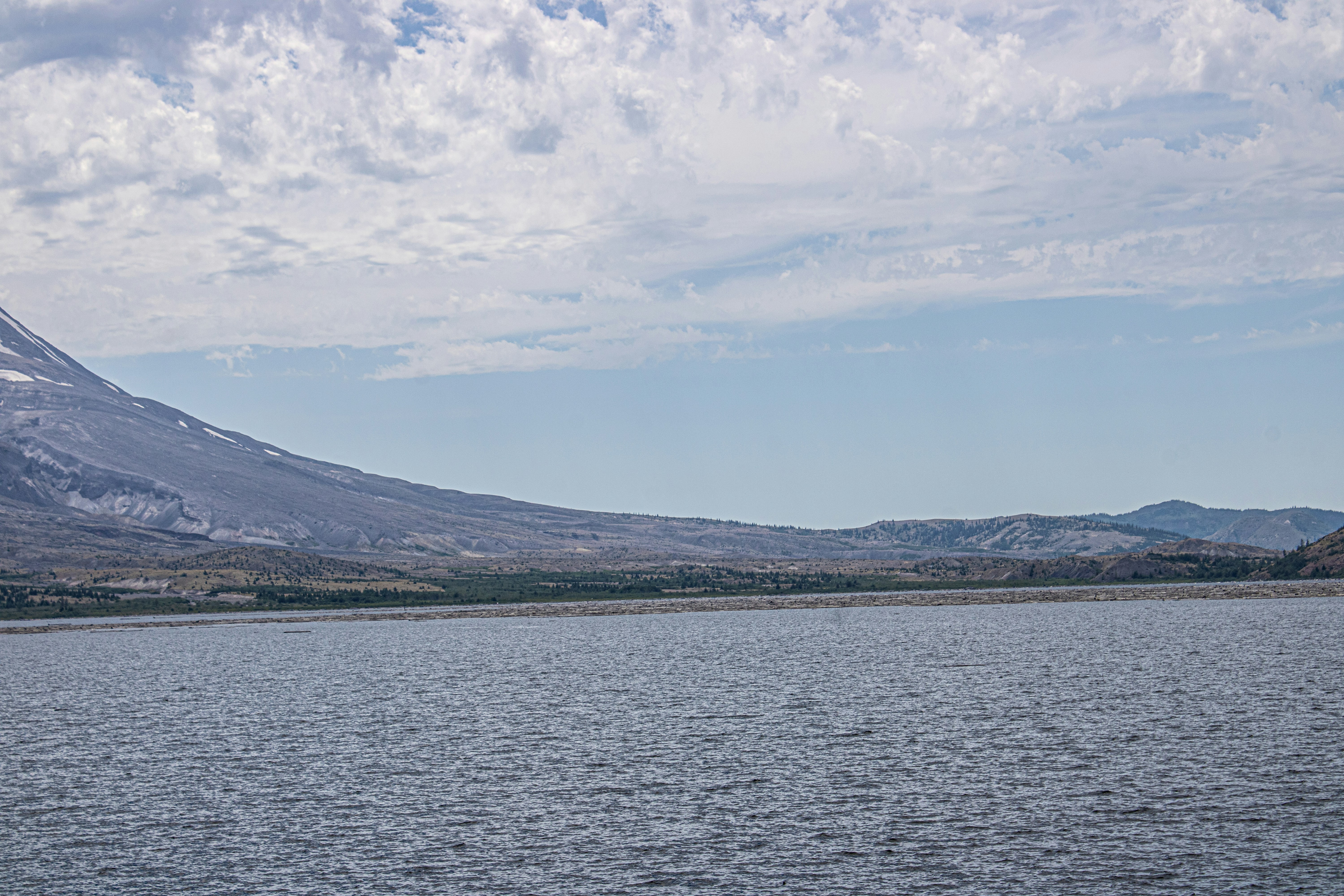 Ein großes Gewässer mit einem Berg im Hintergrund