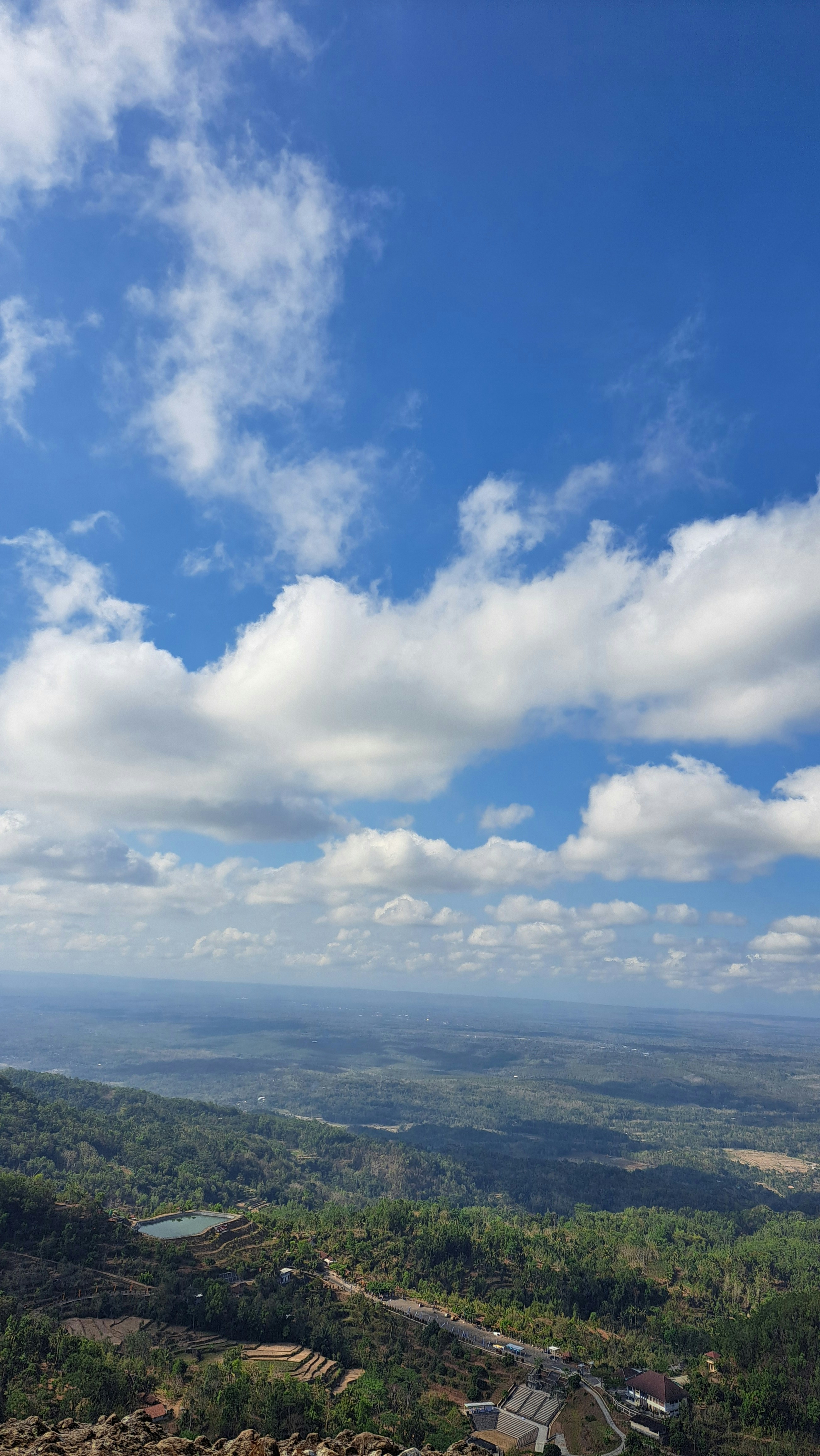 Pemandangan lembah dan langit biru yang indah