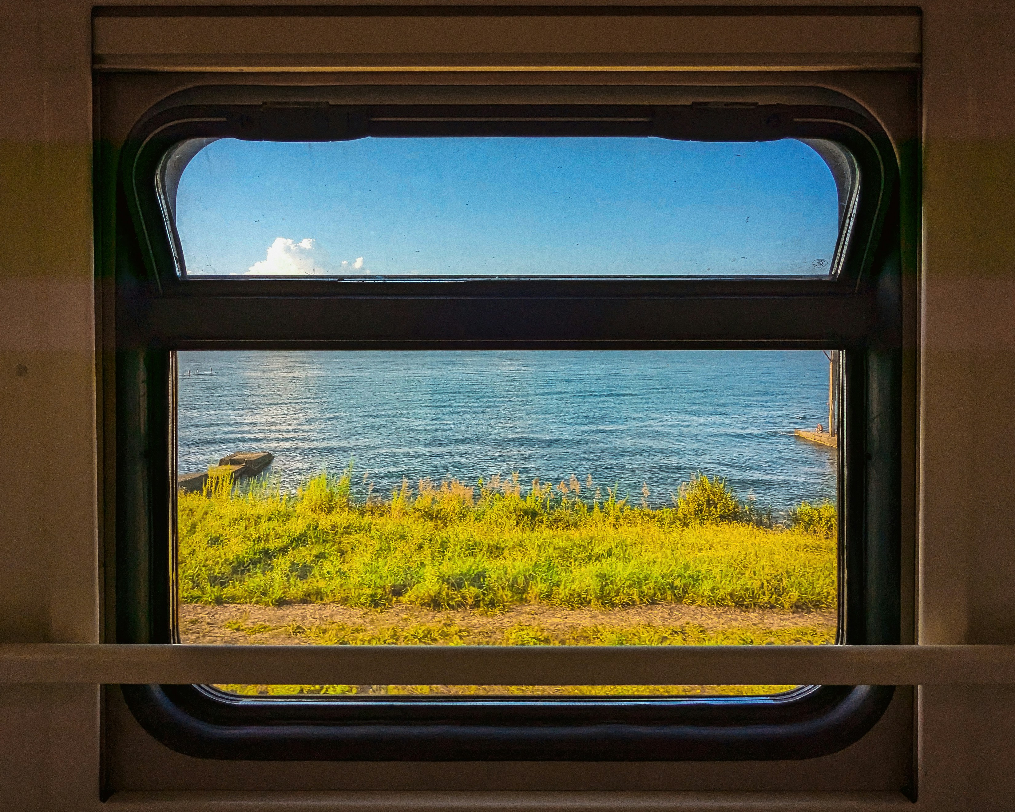 Una ventana con vista a un cuerpo de agua