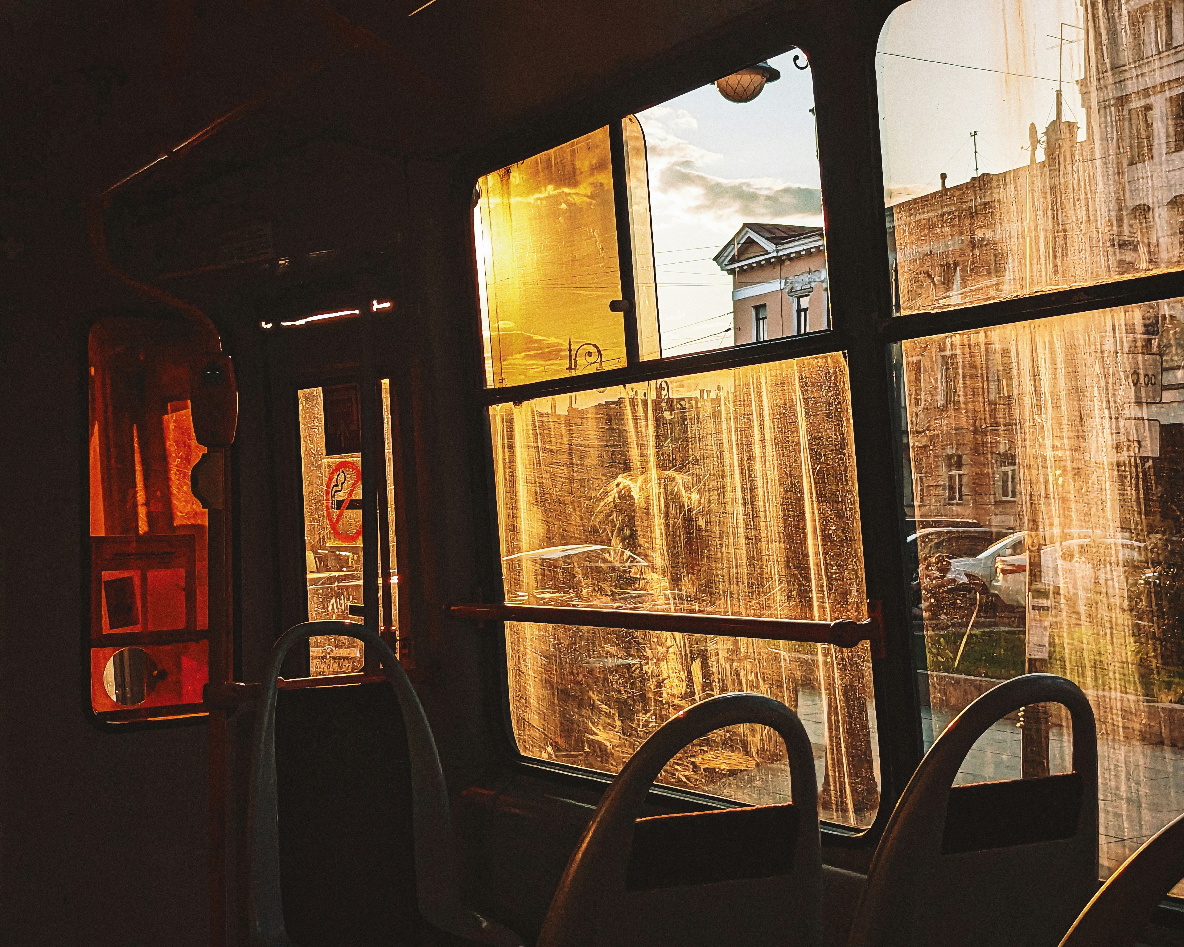 Una vista de una ciudad desde el interior de un autobús