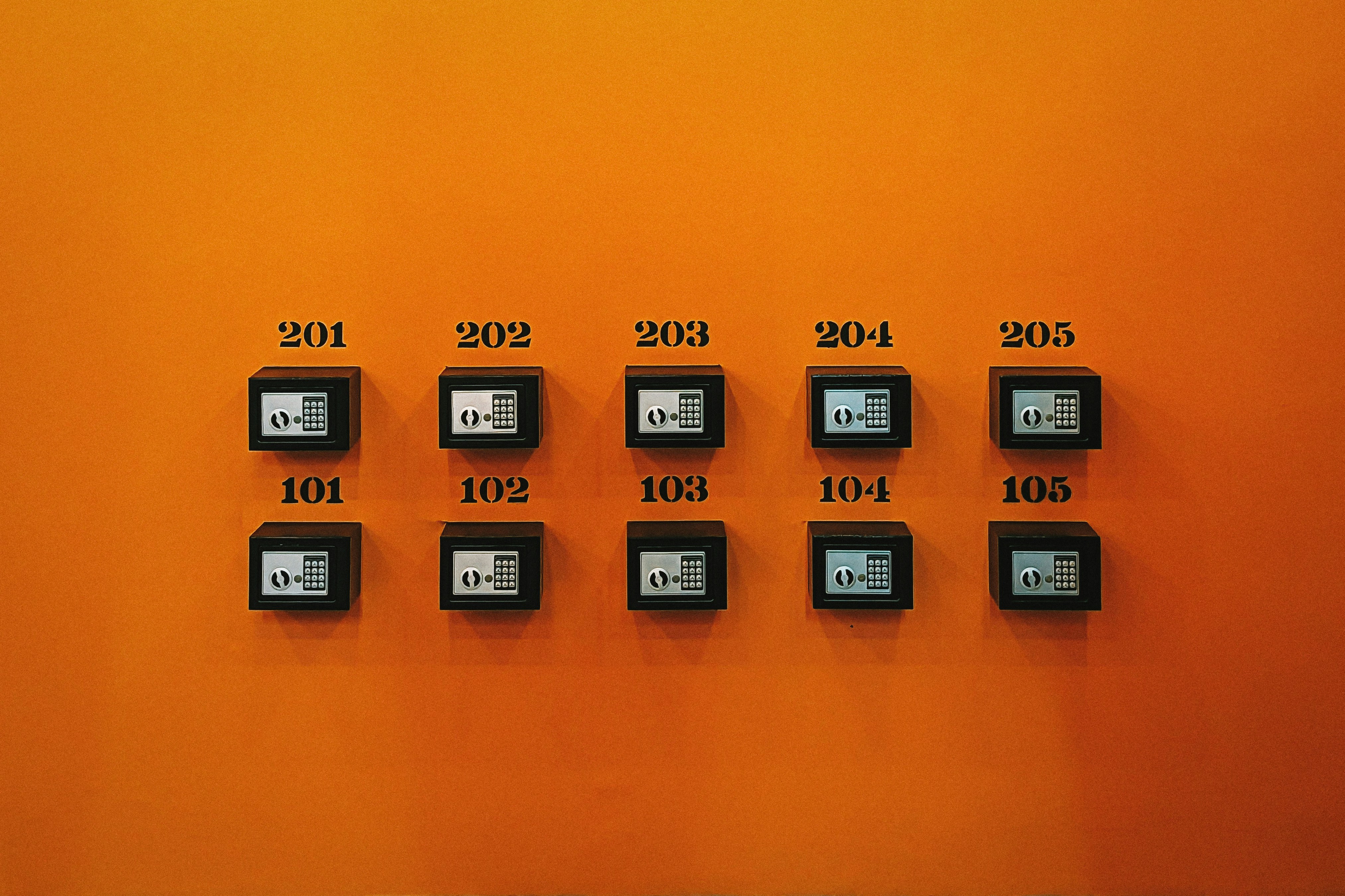 Una pared con un montón de botones cuadrados