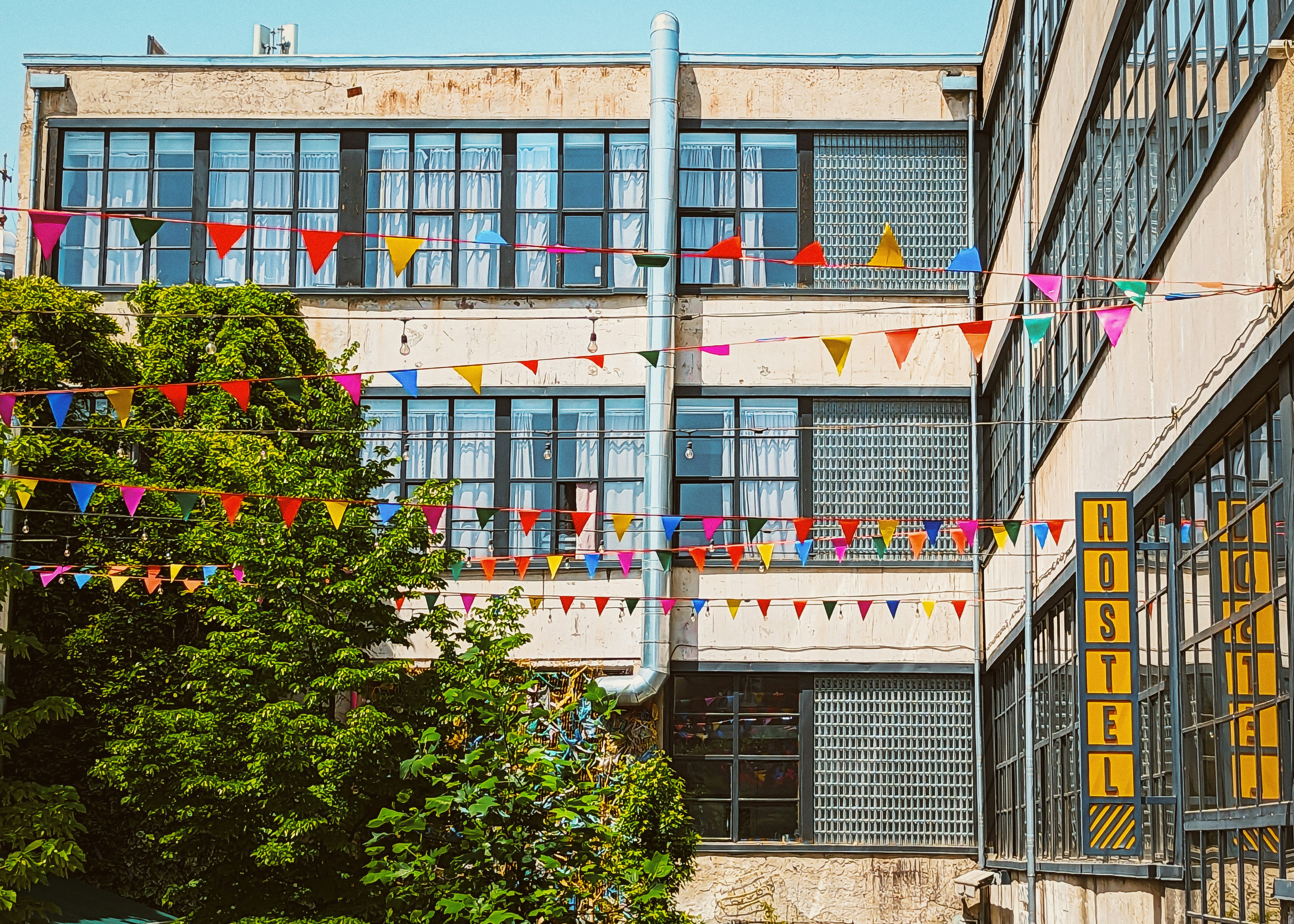 Un grupo de personas caminando por una calle junto a un edificio alto