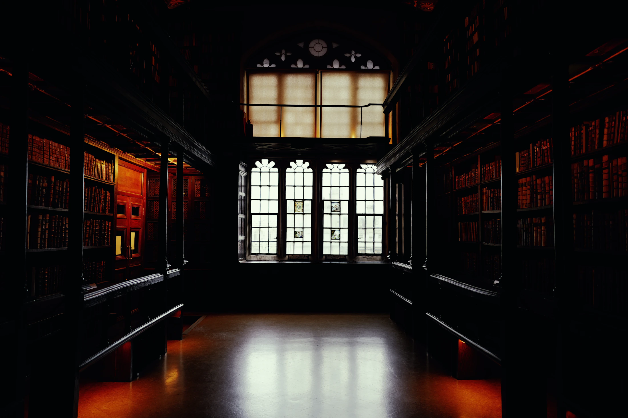Bibliothèque ancienne à l'ambiance mystérieuse évoquant un univers de magie