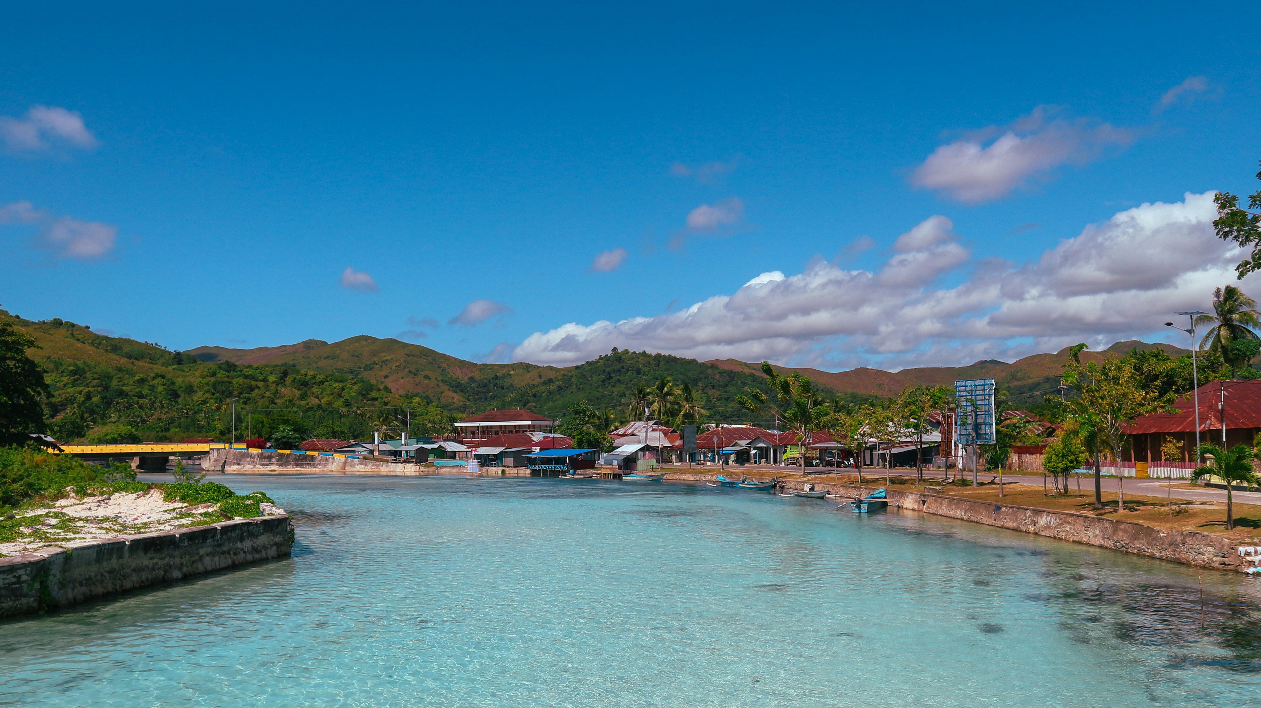 Samos groene heuvels en blauwe Egeïsche Zee met pittoresk vissersdorp