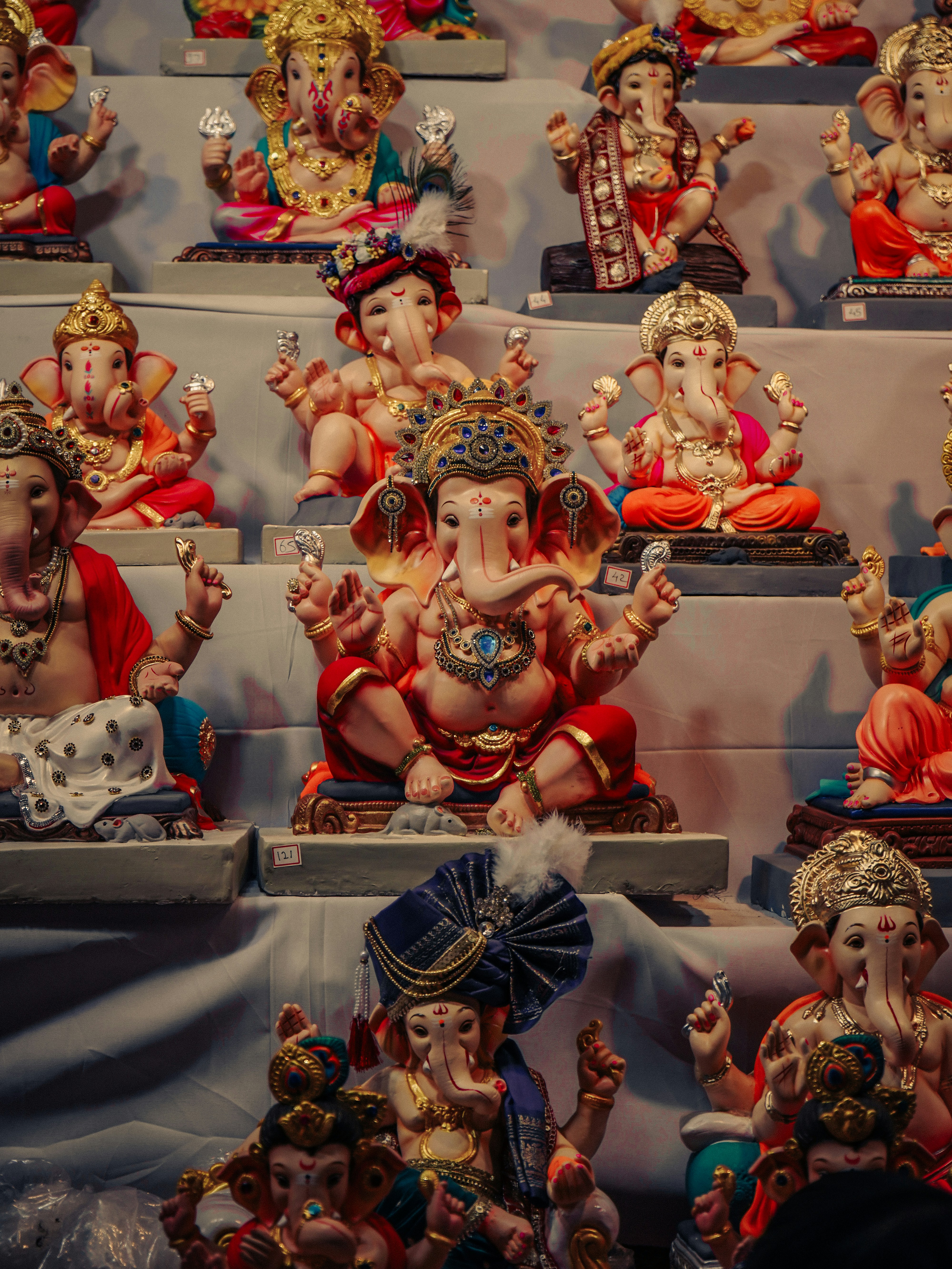 Um grupo de estátuas de várias divindades hindus