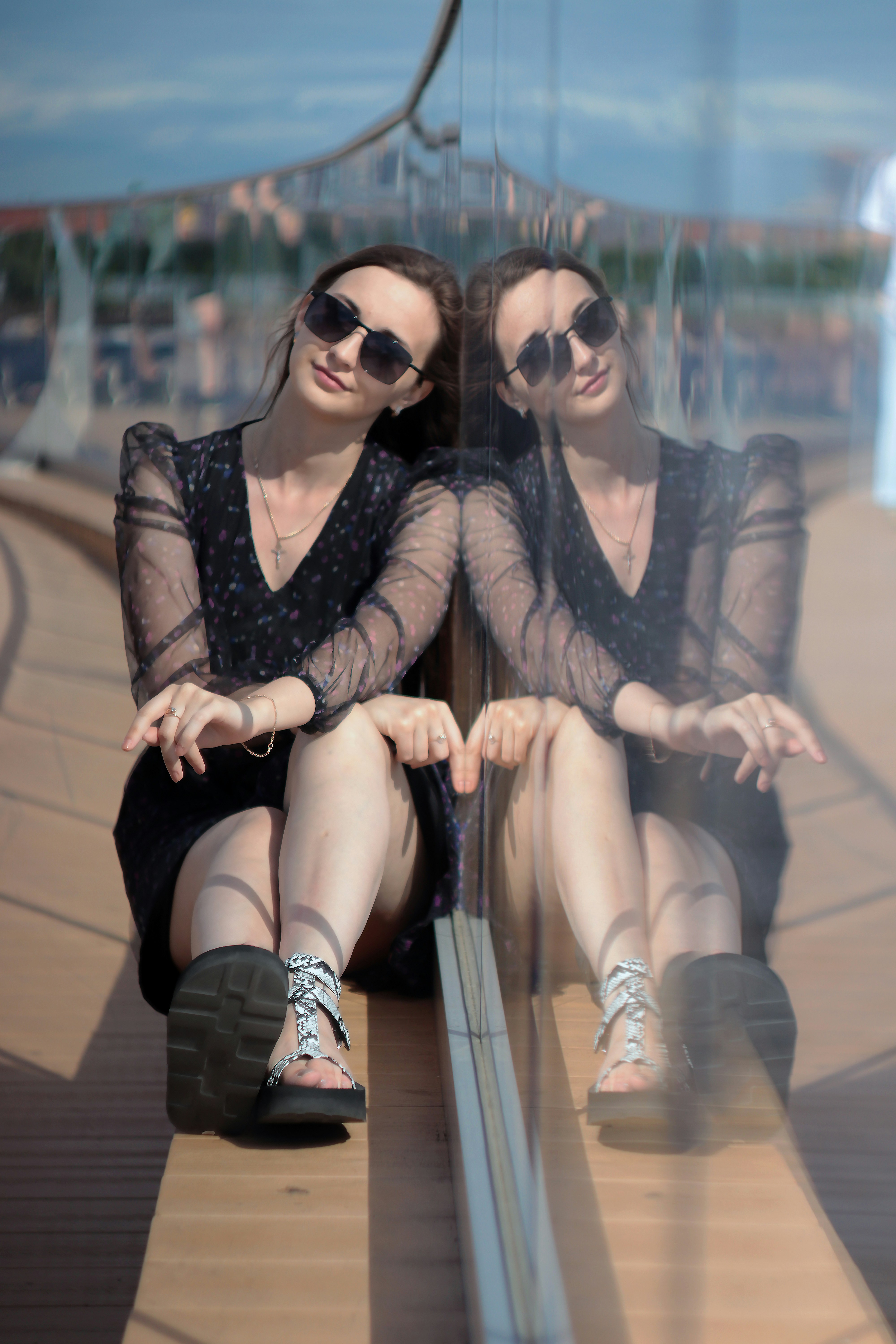 Dos mujeres están sentadas en un banco frente a una ventana