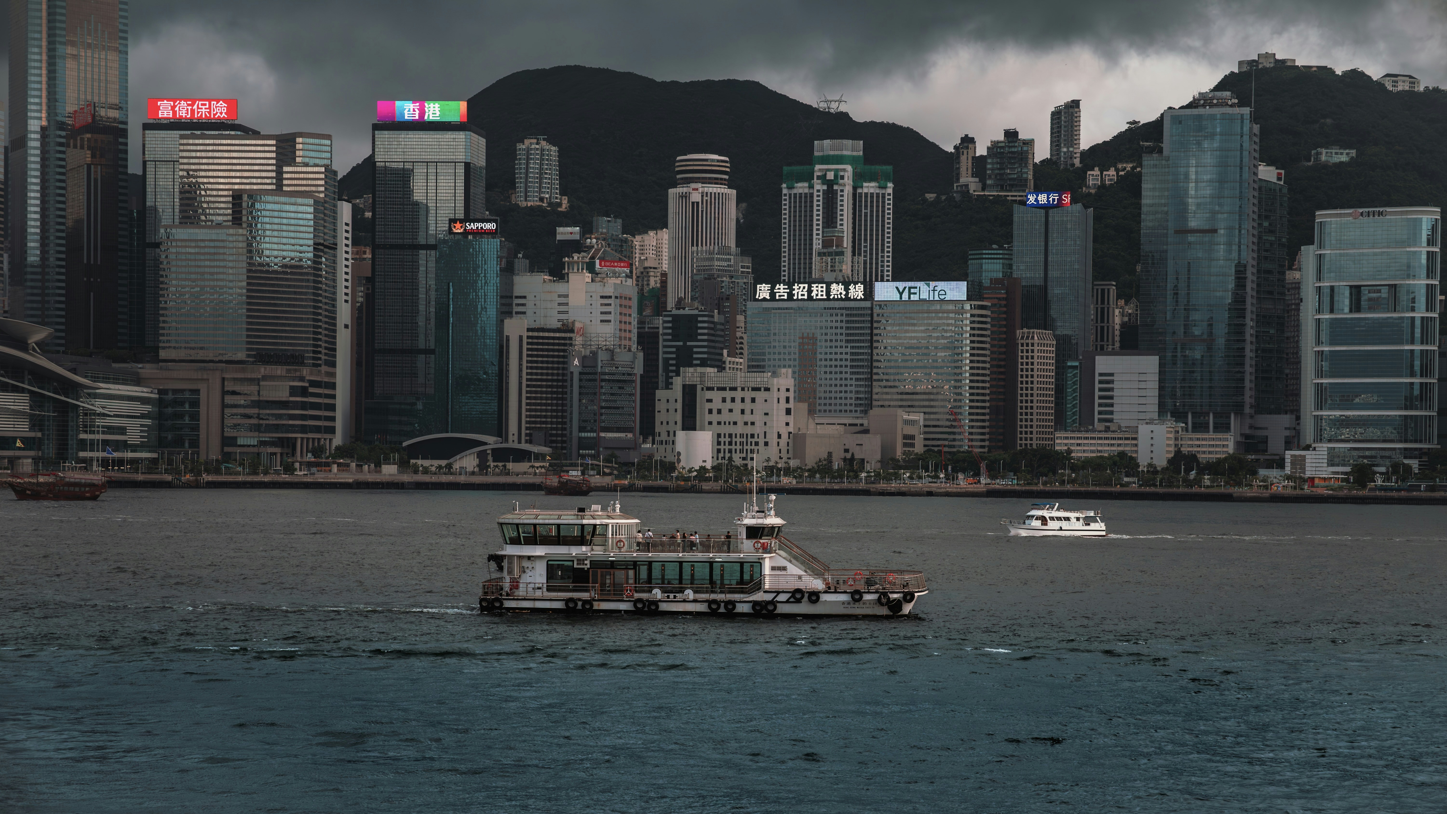 一、背景介绍：美国手机出口香港的需求分析