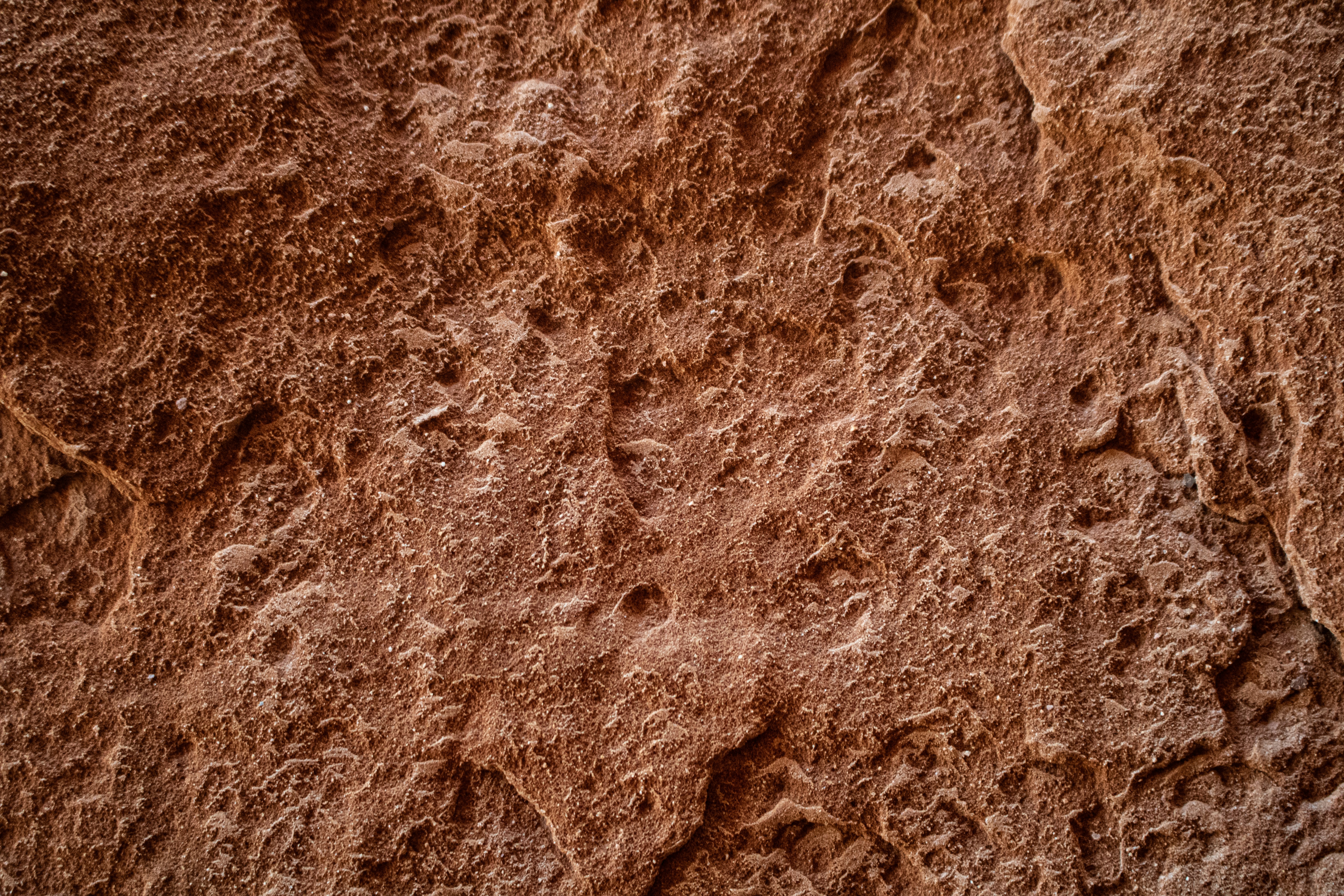 earthy brown clay texture, ilustrasi artikel Clay Masks 101: Unlocking Your Best Skin with the Right Clay 6