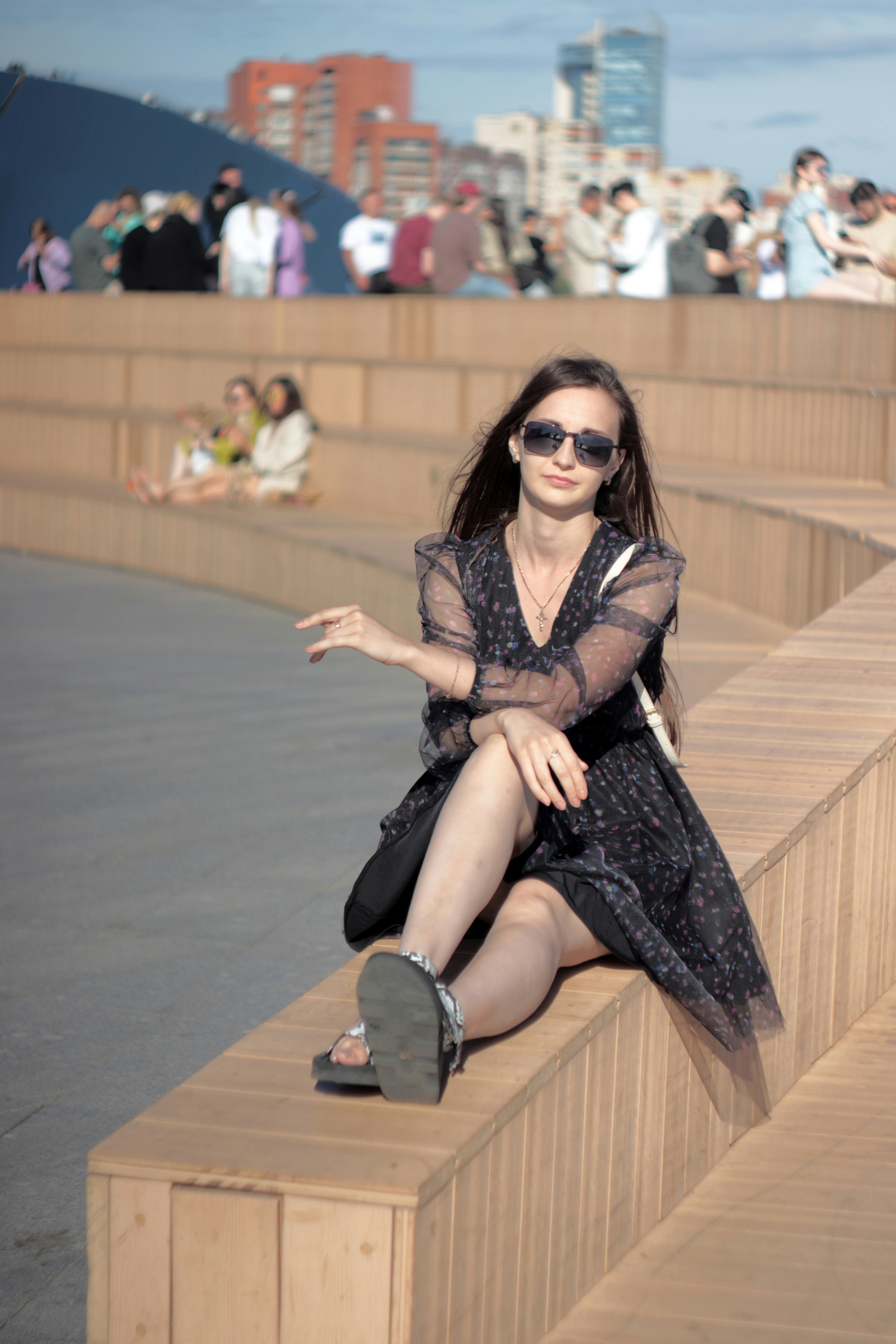 Una mujer sentada encima de un banco de madera