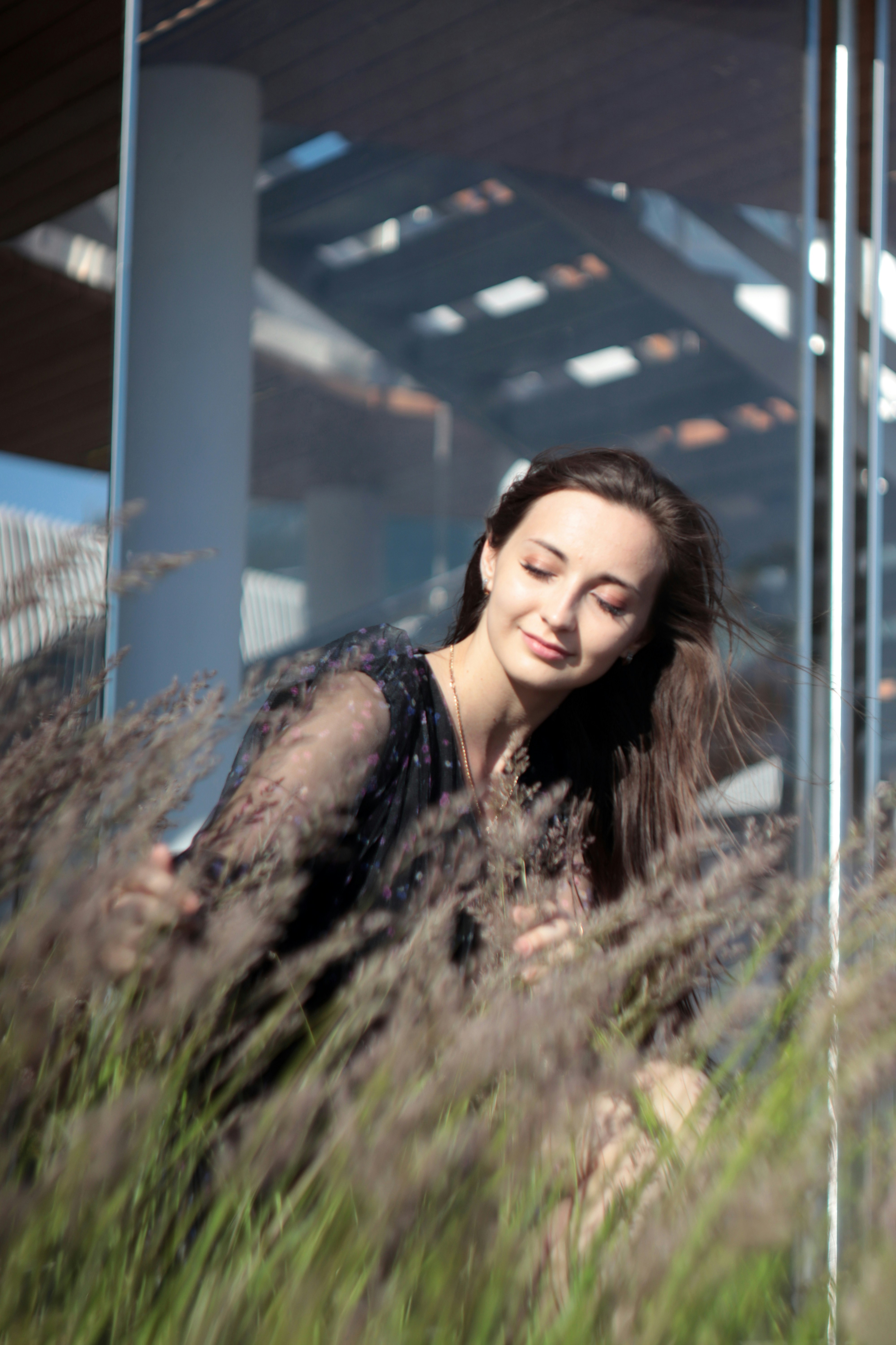 Una mujer sentada en un campo de hierba alta
