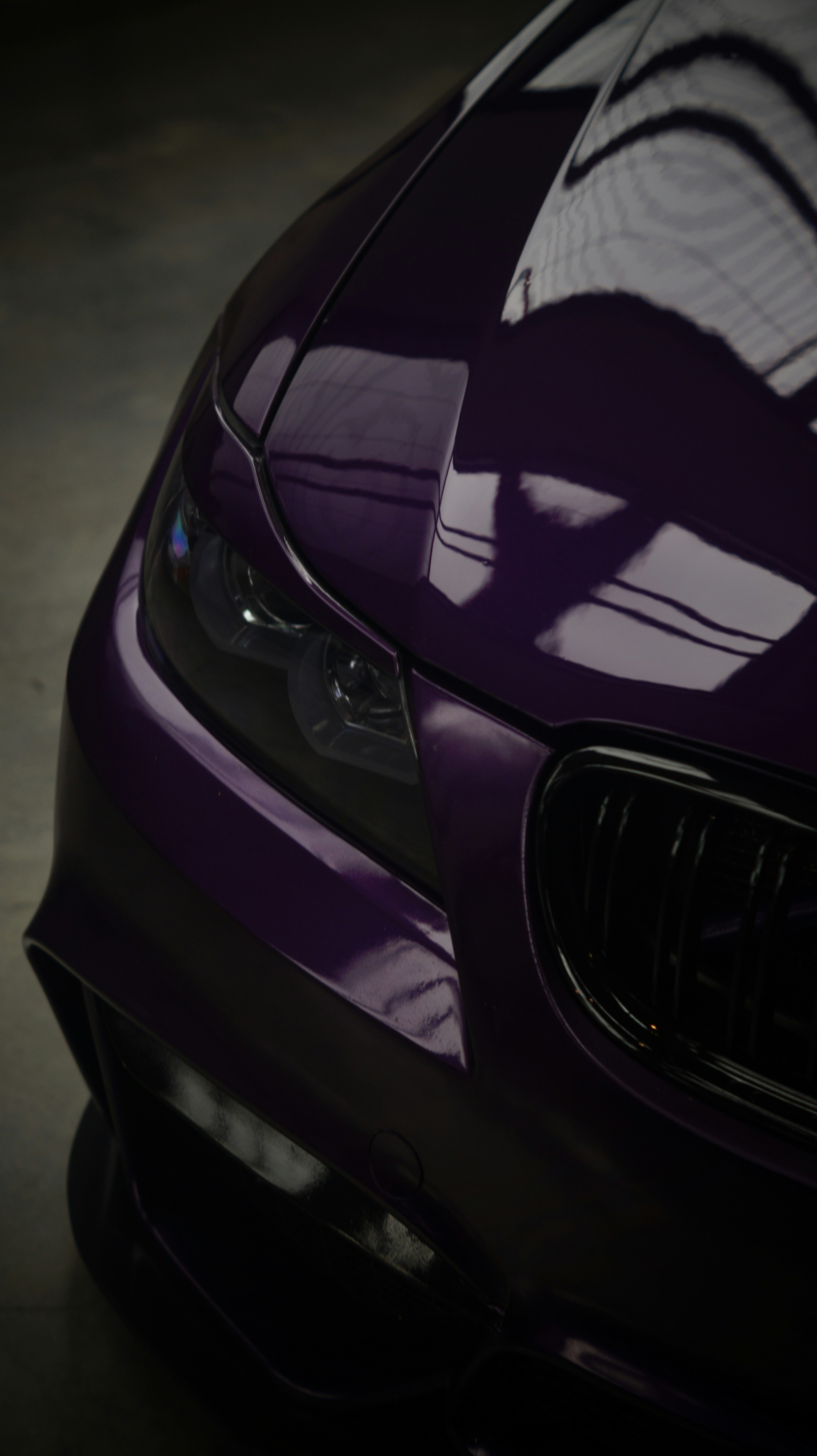 Eine Nahaufnahme der Front eines lila Autos