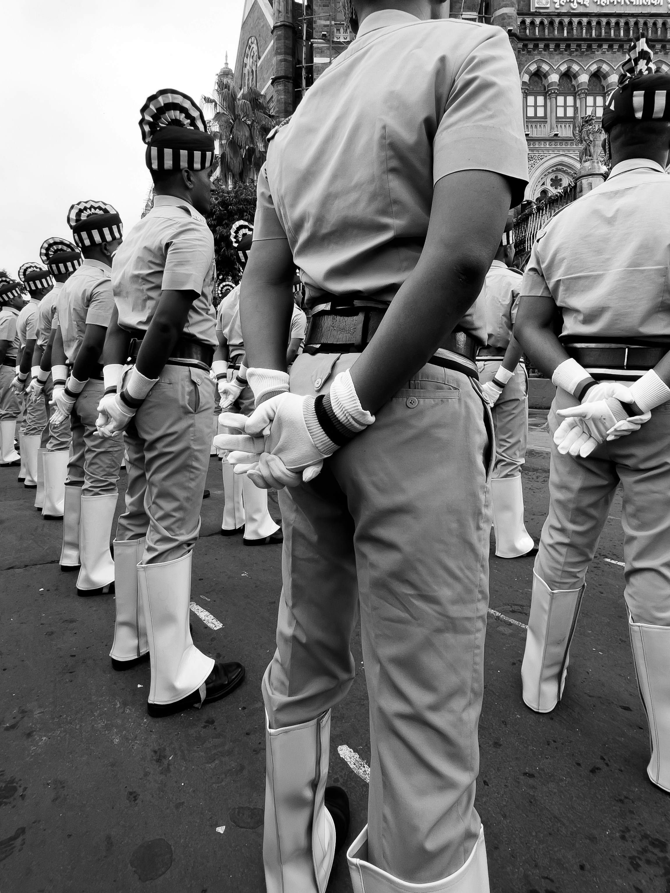 Une photo en noir et blanc d’une fanfare