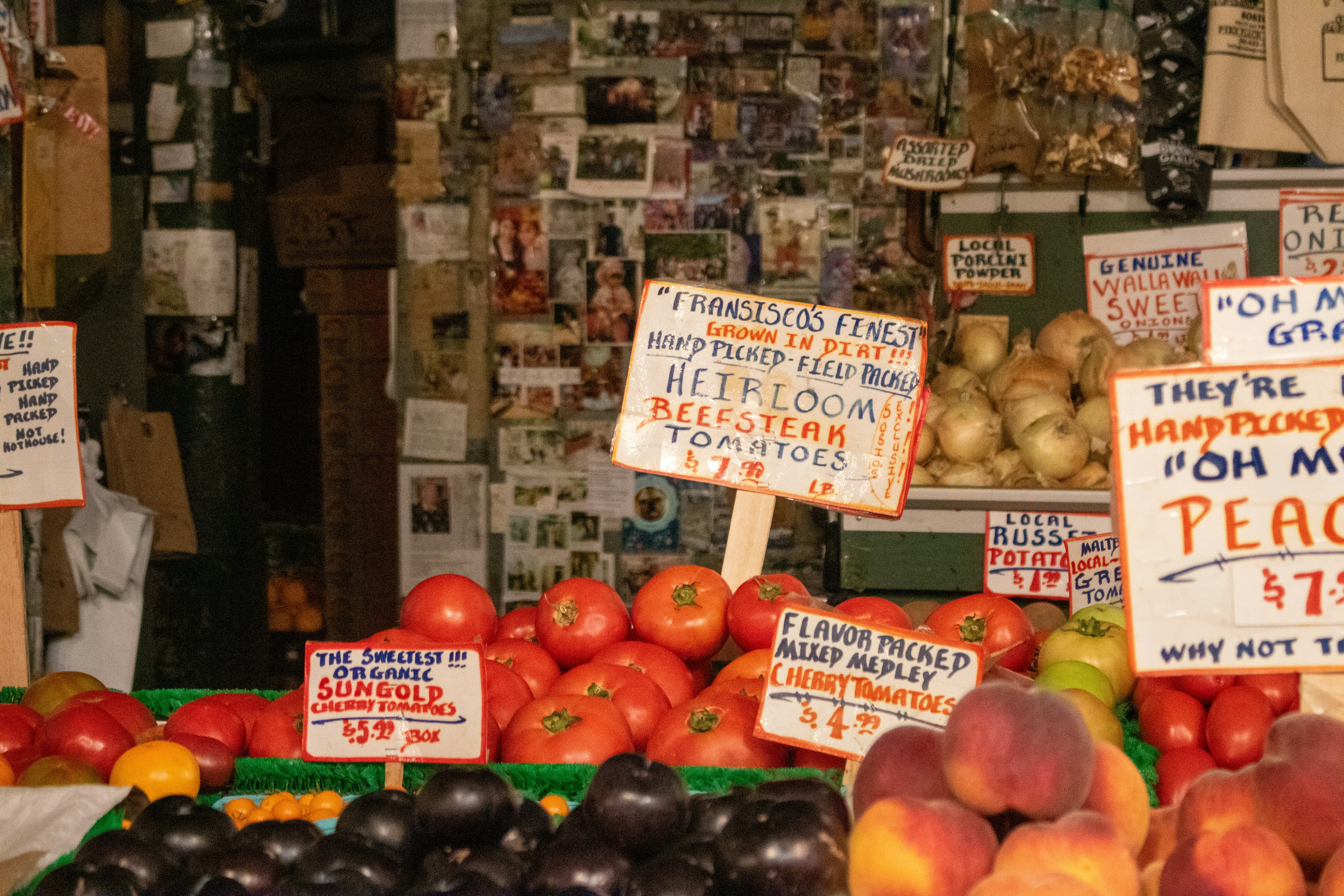 Tomates frescos en el supermercado