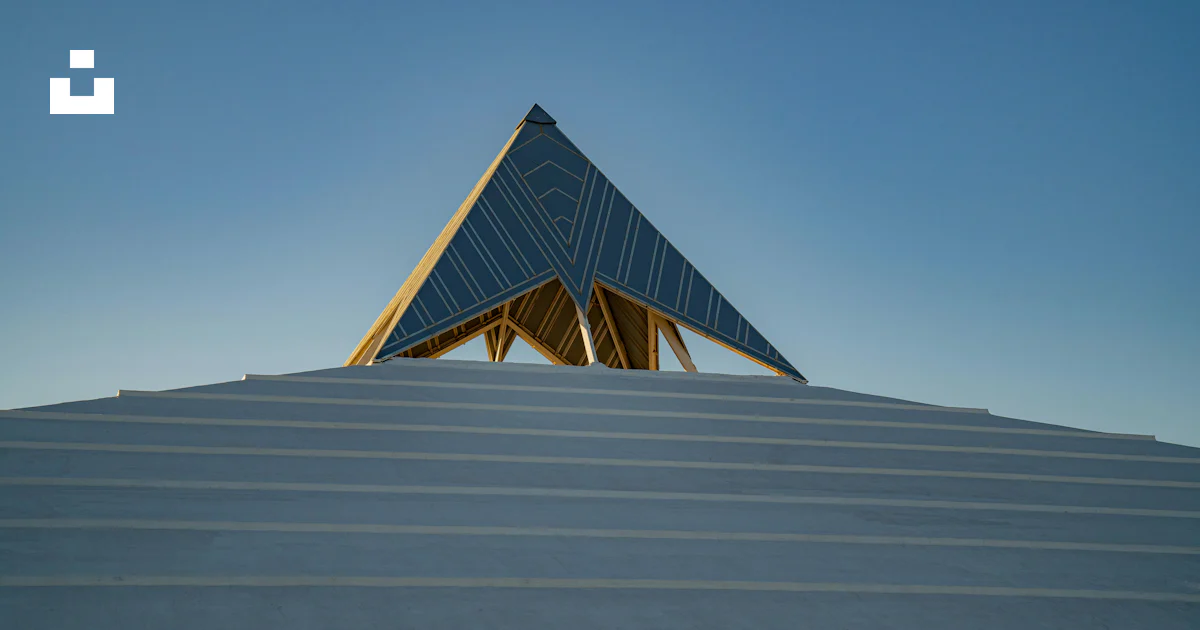 The roof of a building with a triangular design photo – Free Building ...