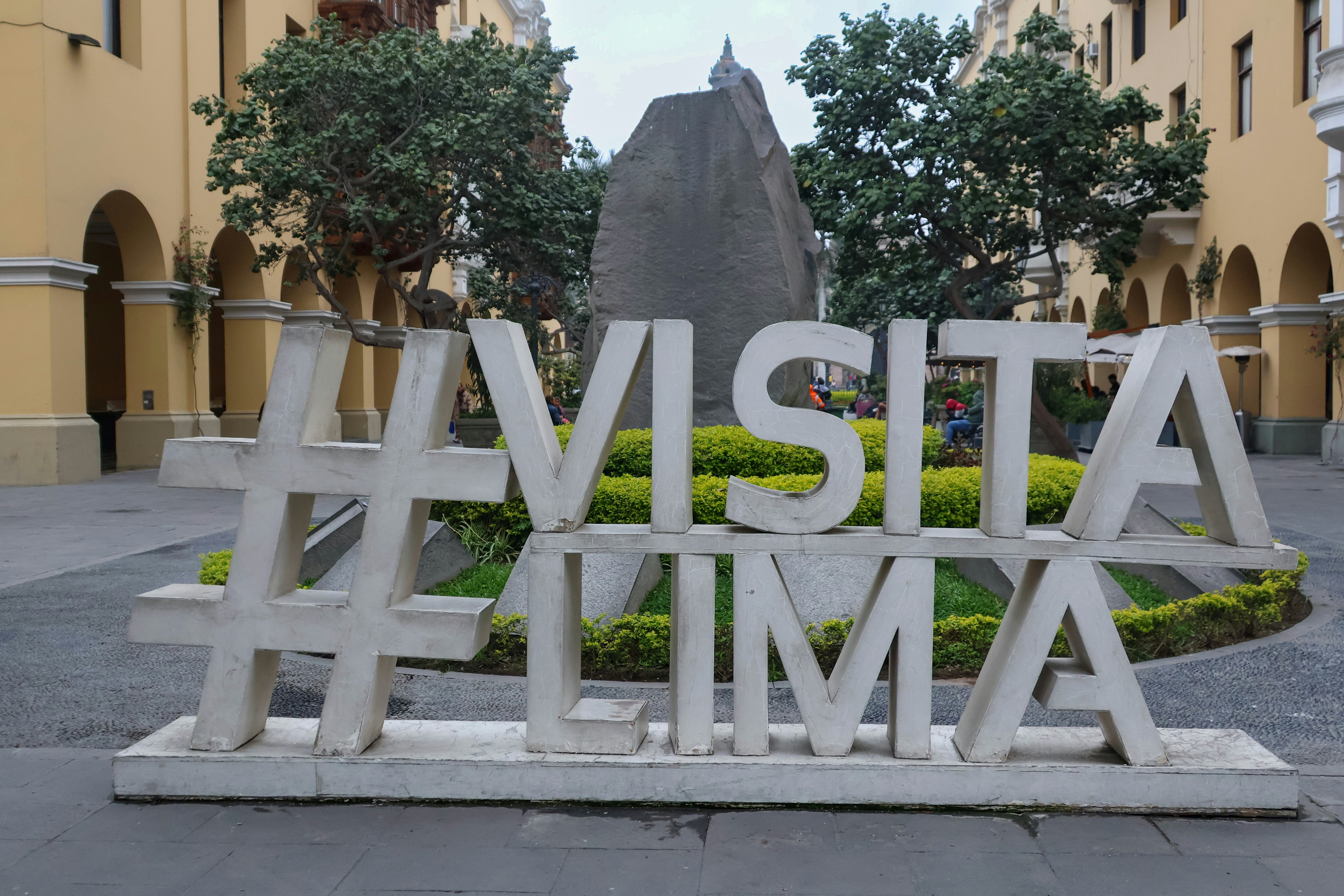 A sign that says vista lima in front of a building, 