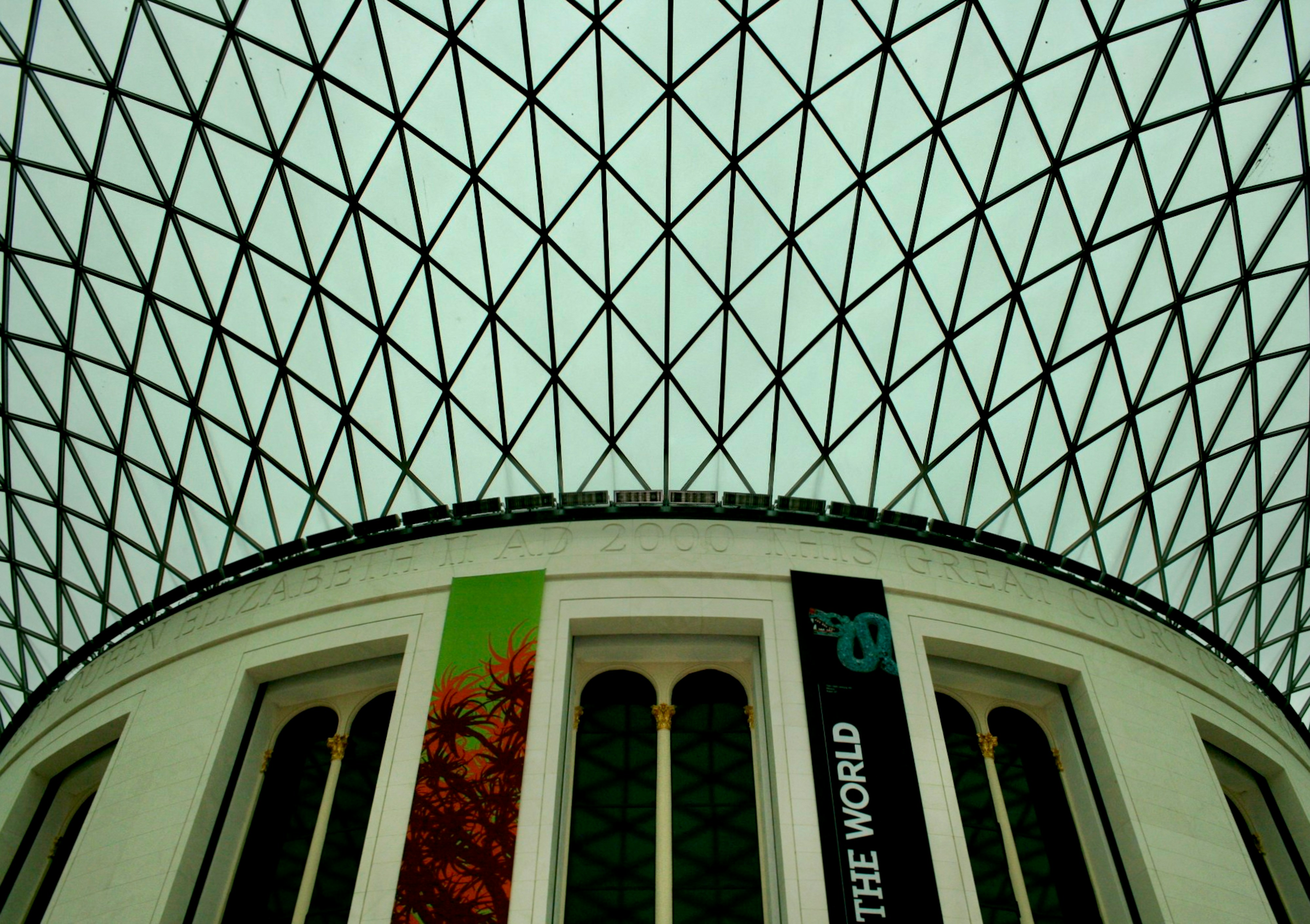 Il soffitto di un edificio con una grande finestra