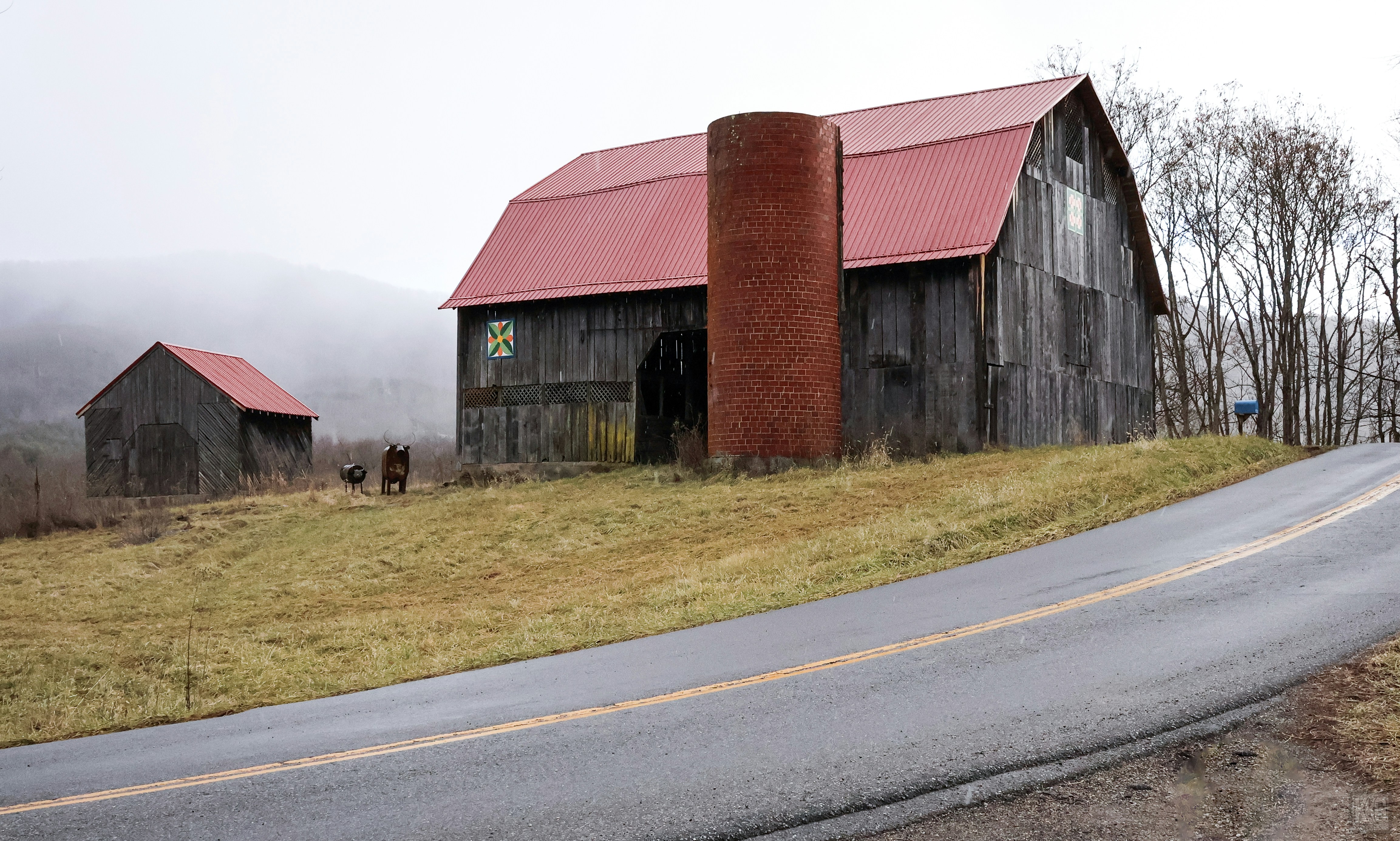 길가에 오래된 헛간이 있습니다