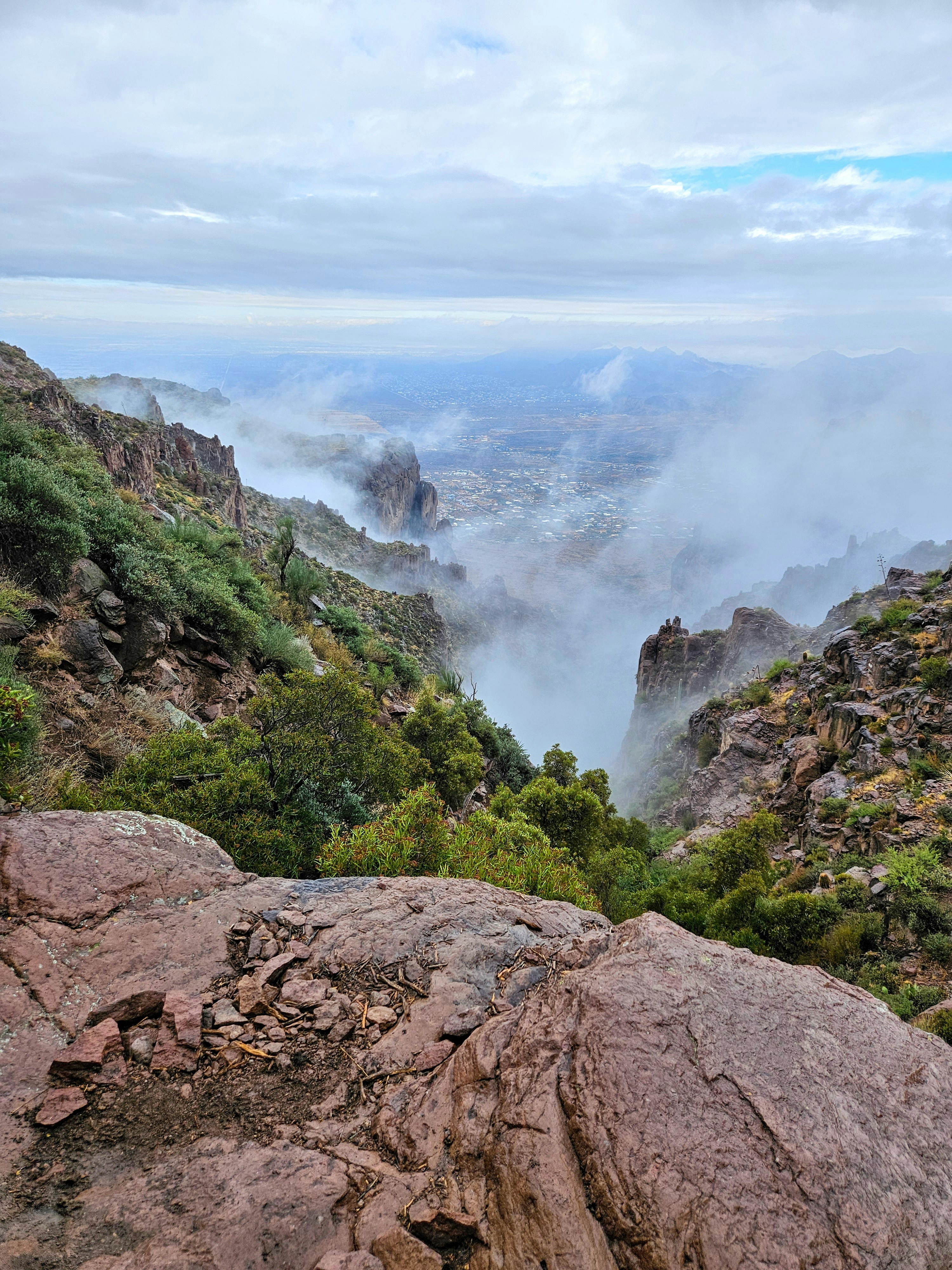 Uma vista de uma cordilheira com neblina à distância