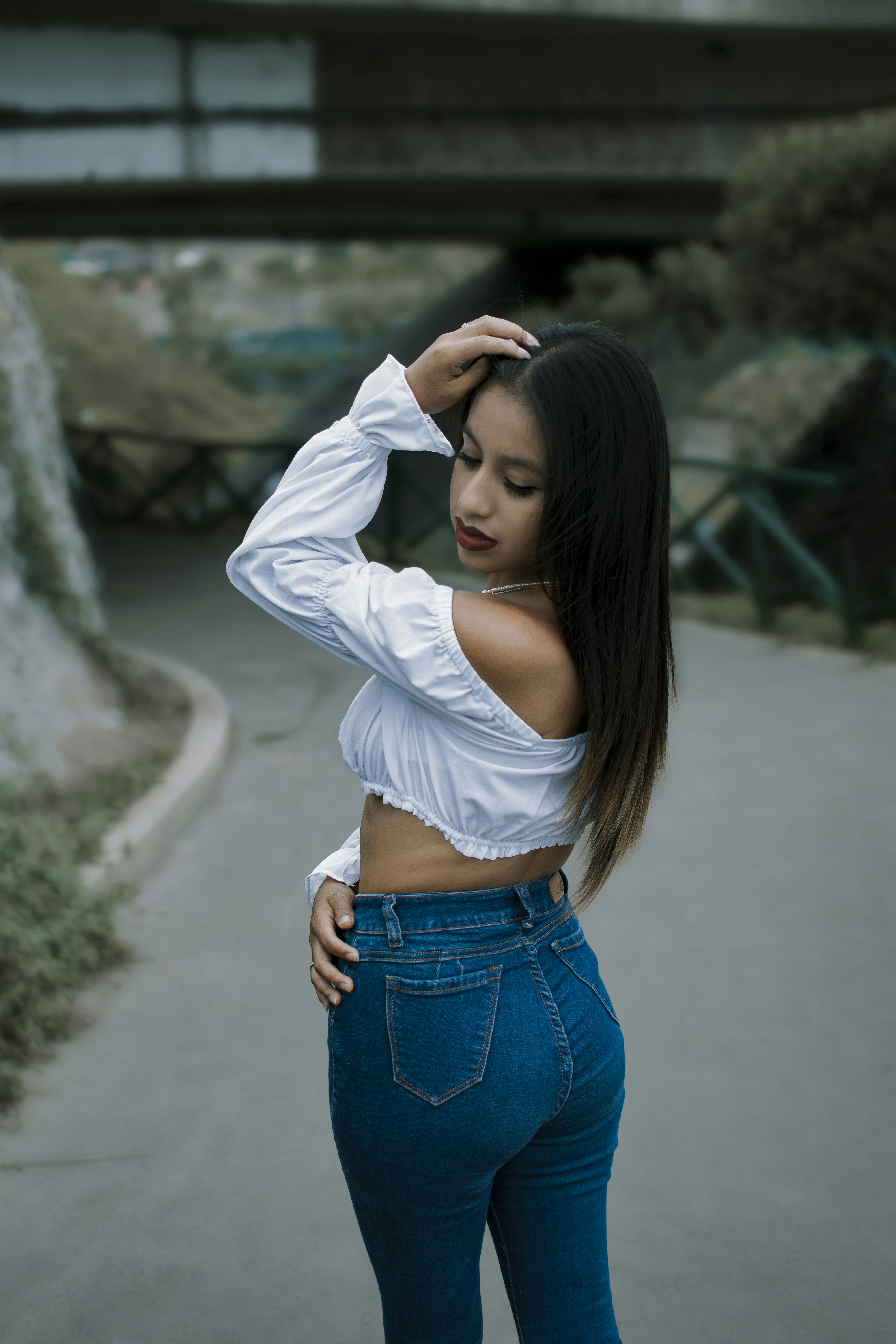 A woman in a white shirt and blue jeans photo – Free Woman Image on ...