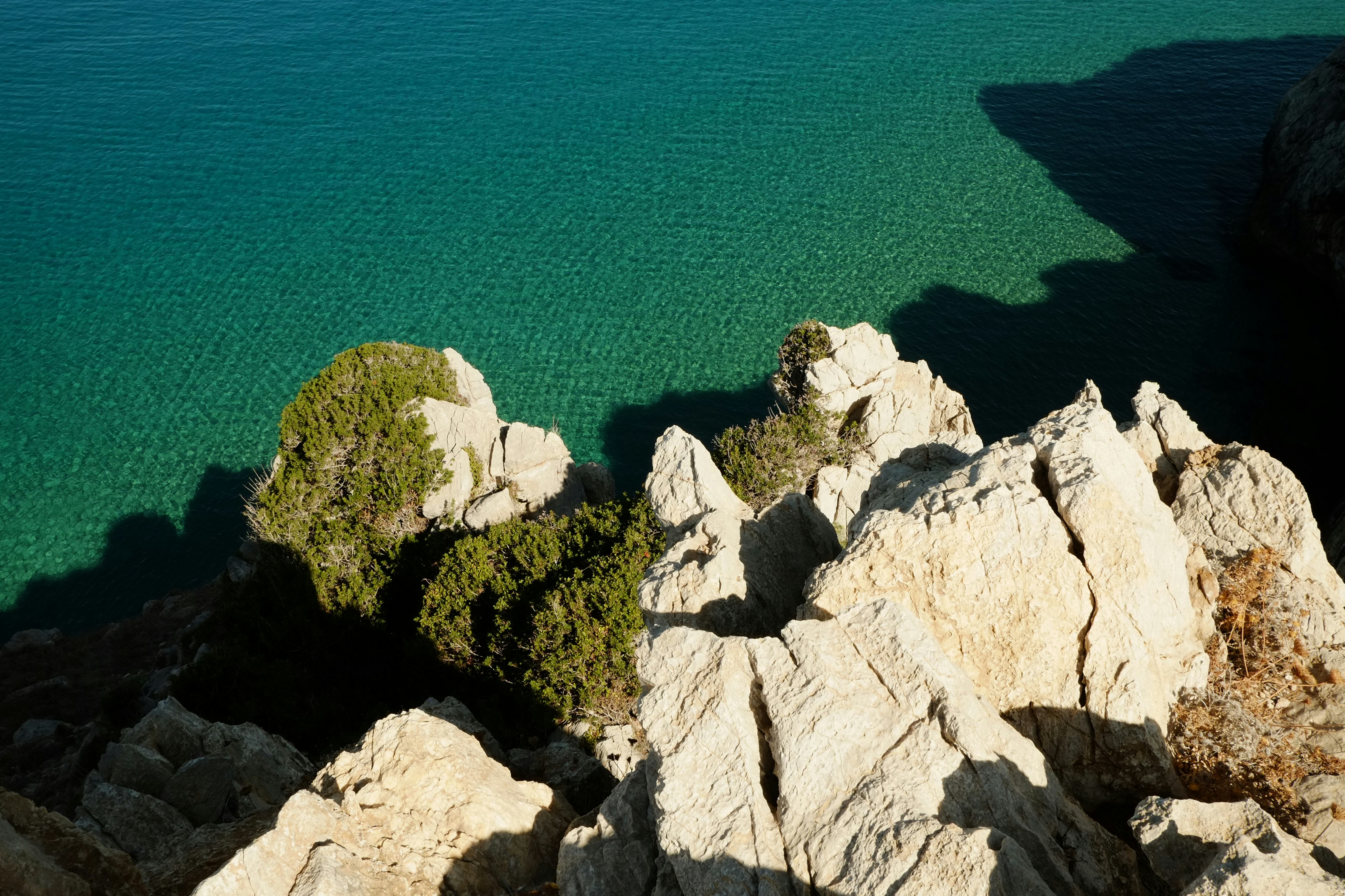 Un grande specchio d'acqua circondato da rocce