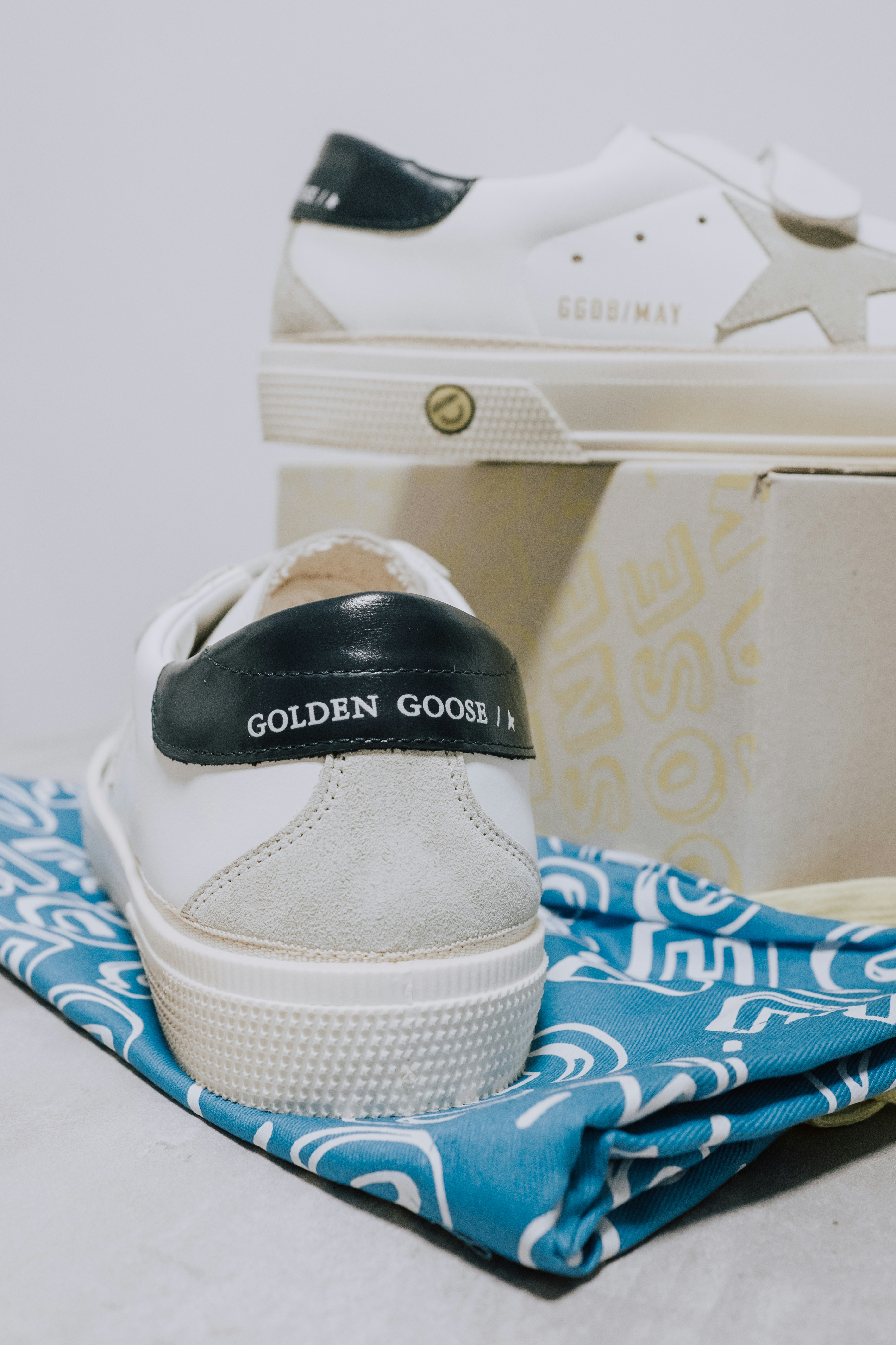 photo-1725271741297-652e0467e7b9?ixid=M3wxMjA3fDB8MXxzZWFyY2h8MXx8Z29sZGVuJTIwZ29vc2UlMjBzaXplJTIwMzclMjBzaG9lcyUyMGVxdWFsc3xlbnwwfHx8fDE3NjU1NTI5NTB8MA\u0026ixlib=rb-4.1.0