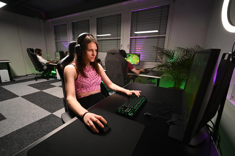 Criadora estudando à mesa do seu quarto gamer