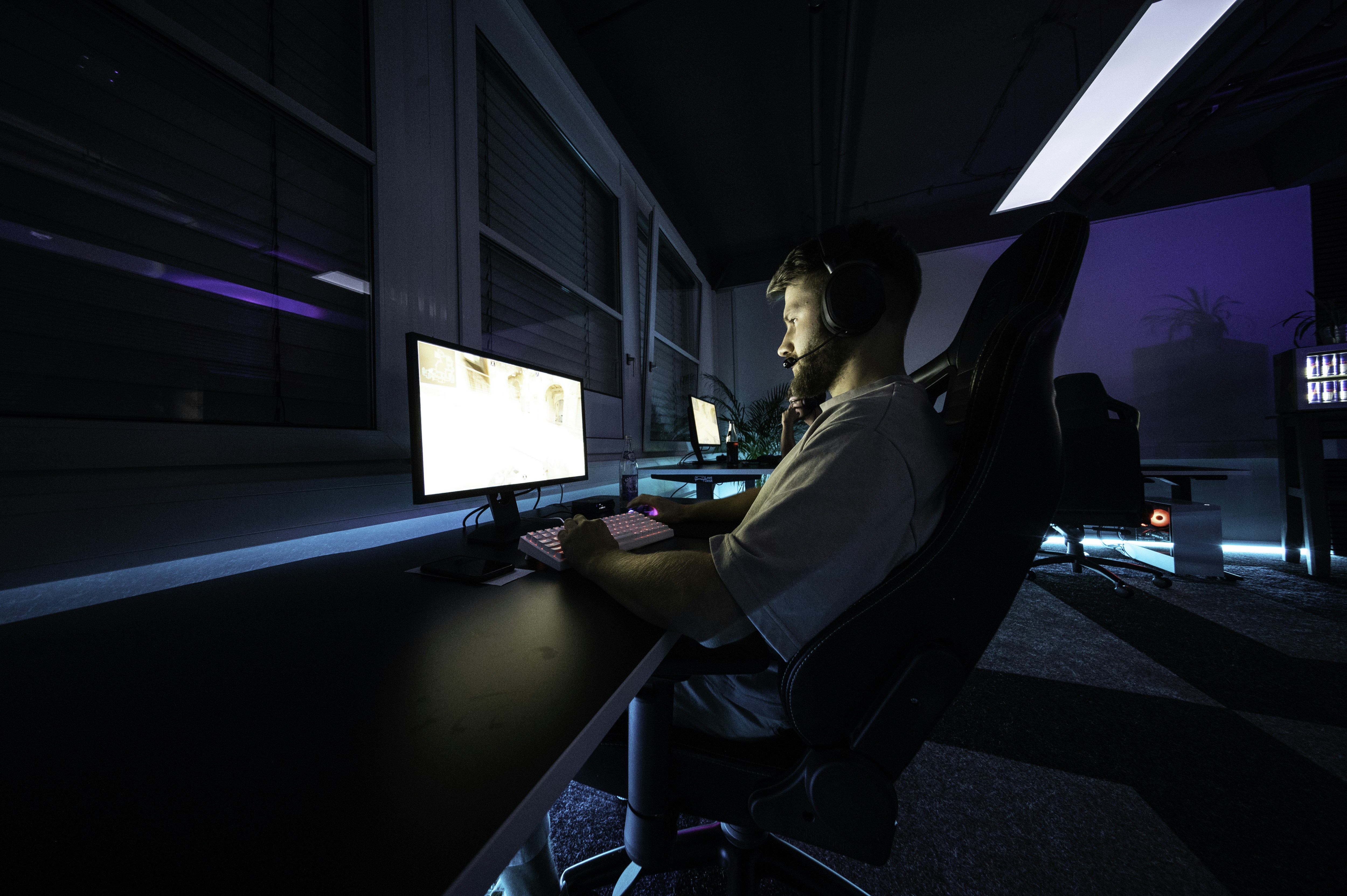 1337Camp offers a unique environment perfectly tailored to the needs of gamers and creatives. Our facility features customizable lighting and LED floor lights that change colors to create the ideal atmosphere. The dojo-like design of the camp promotes a balance of relaxation and focus, allowing you to actively unwind while staying driven towards your goals. At 1337Camp, technology and design come together to create an inspiring and productive space that empowers you to reach your full potential.