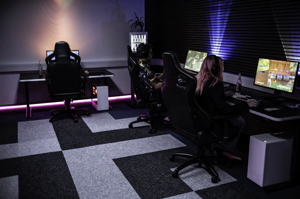 Equipo gaming con setup de comunidad online