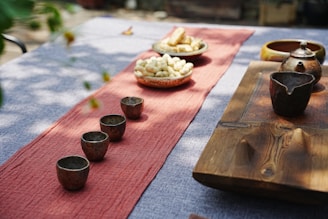 A table topped with bowls of food on top of a table