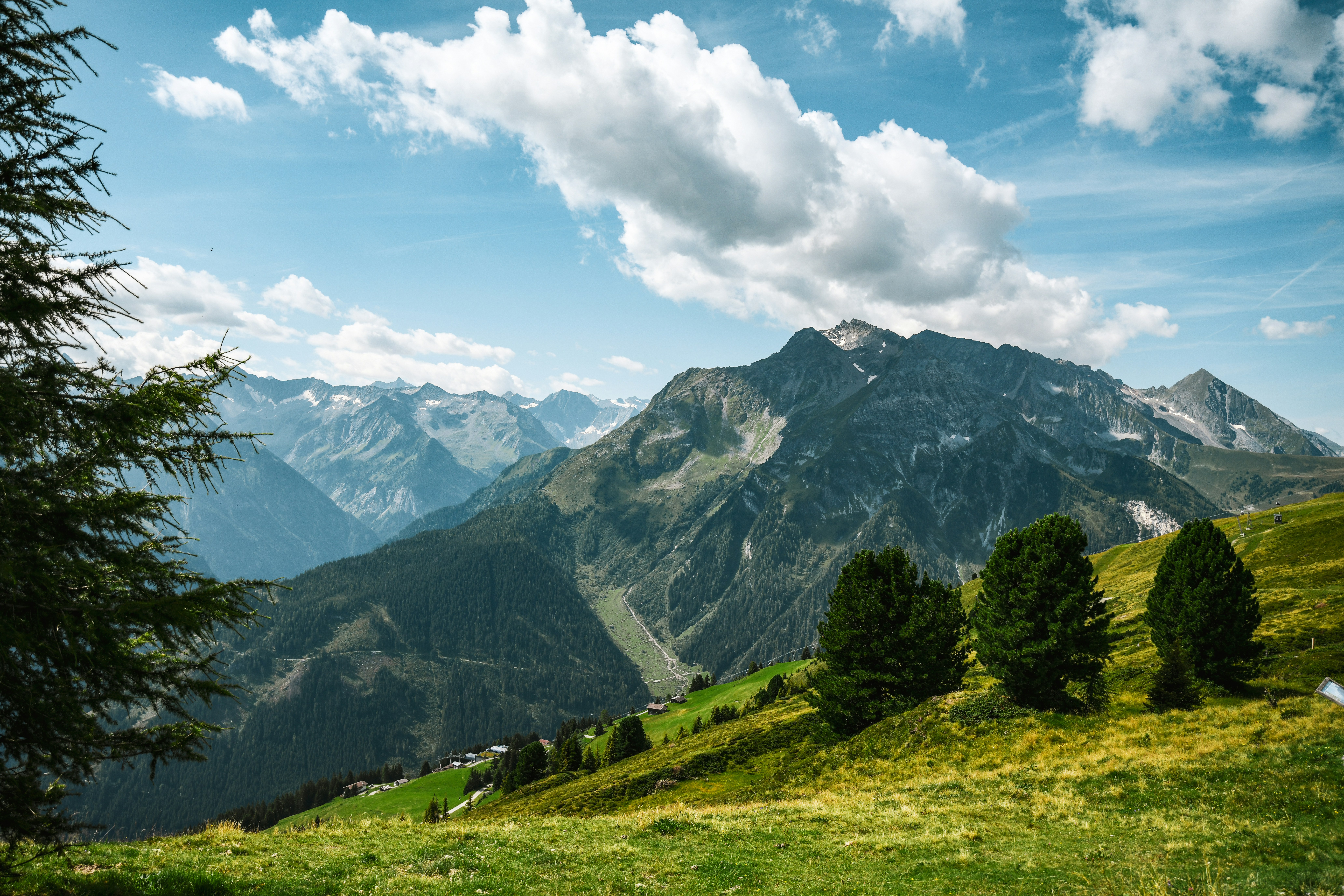 People enjoy the mountain view on a sunny day. photo – Free