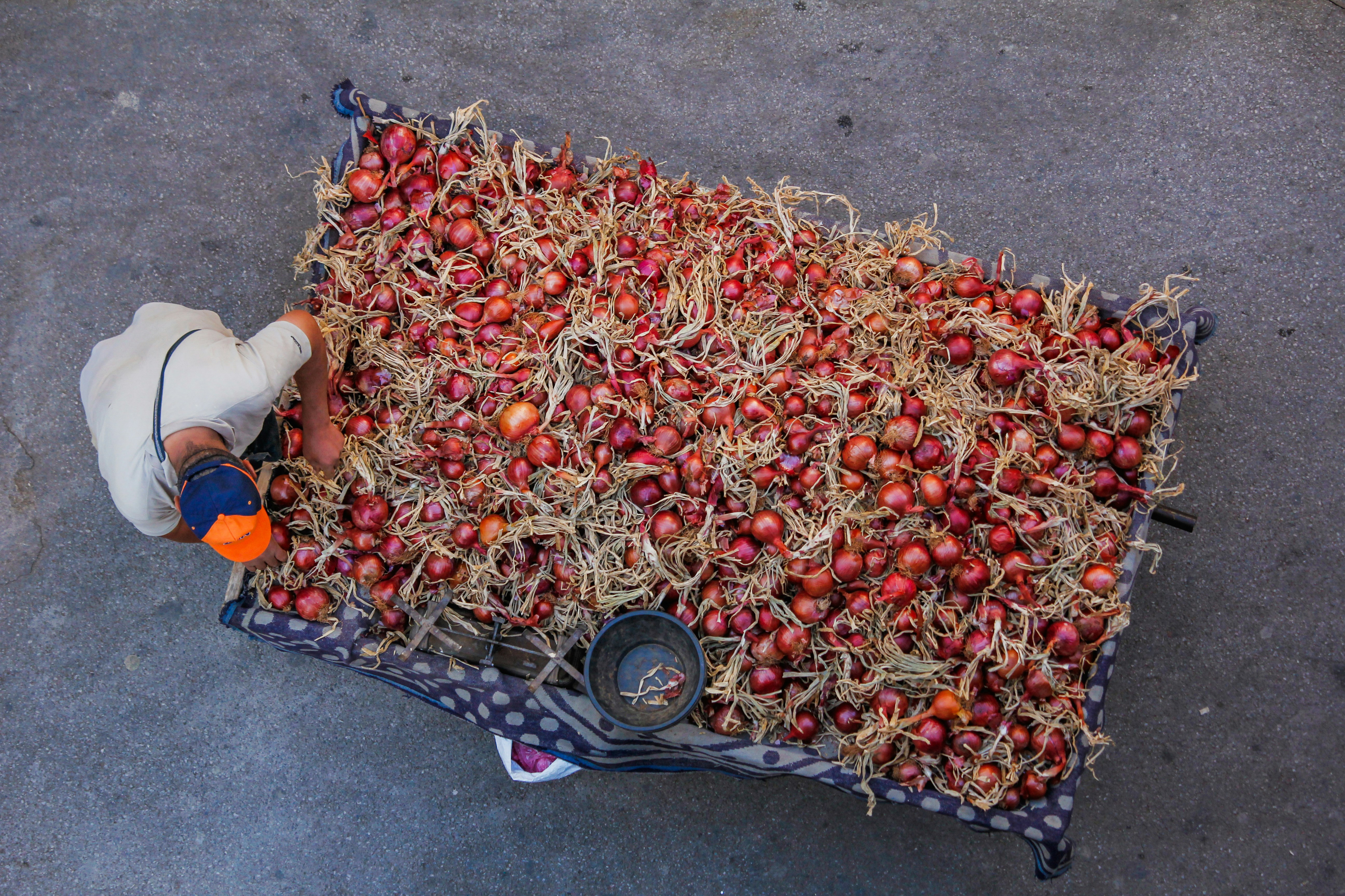 Uma vista aérea de um carrinho cheio de cerejas