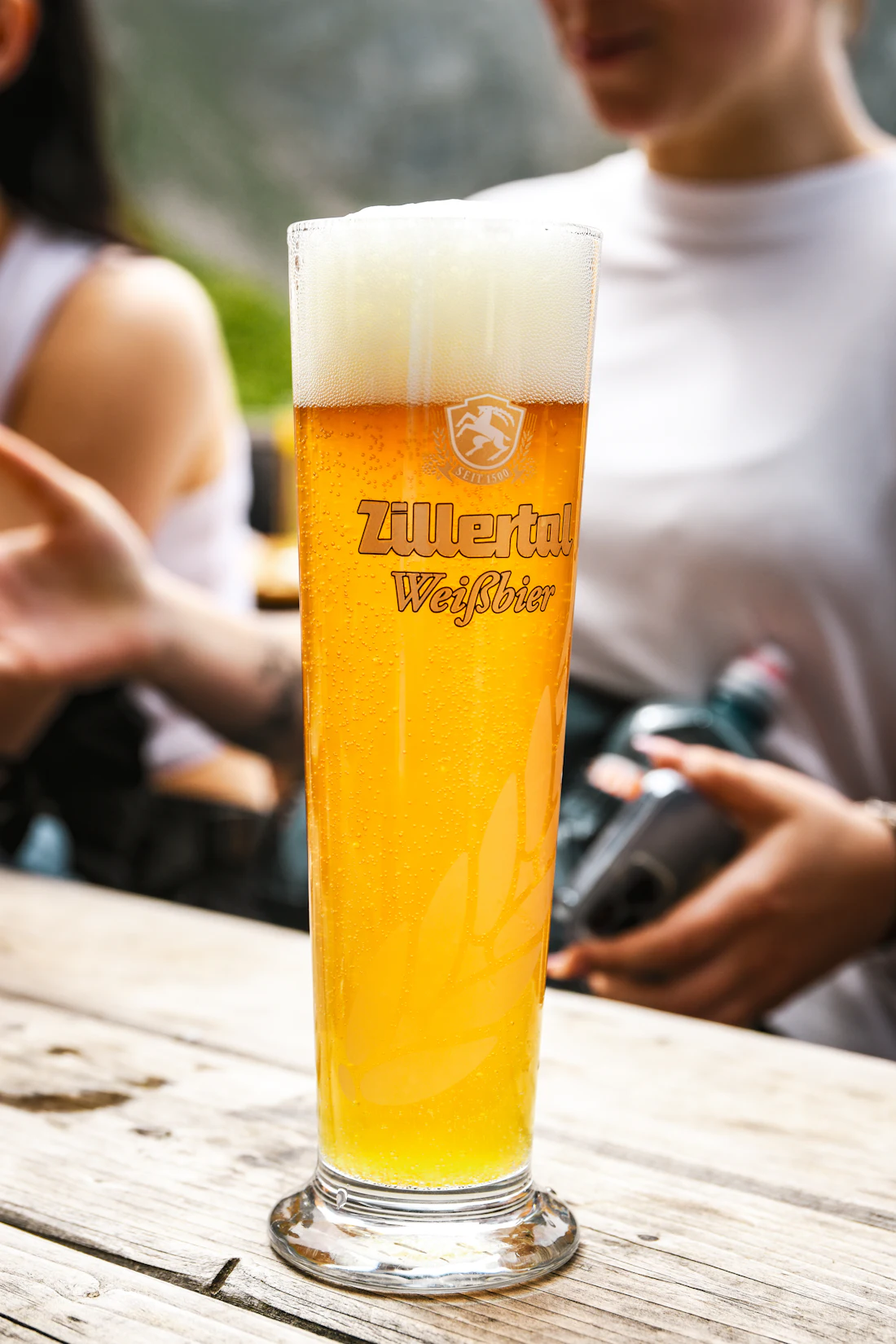 Glas bier op een houten tafel in het Zillertal