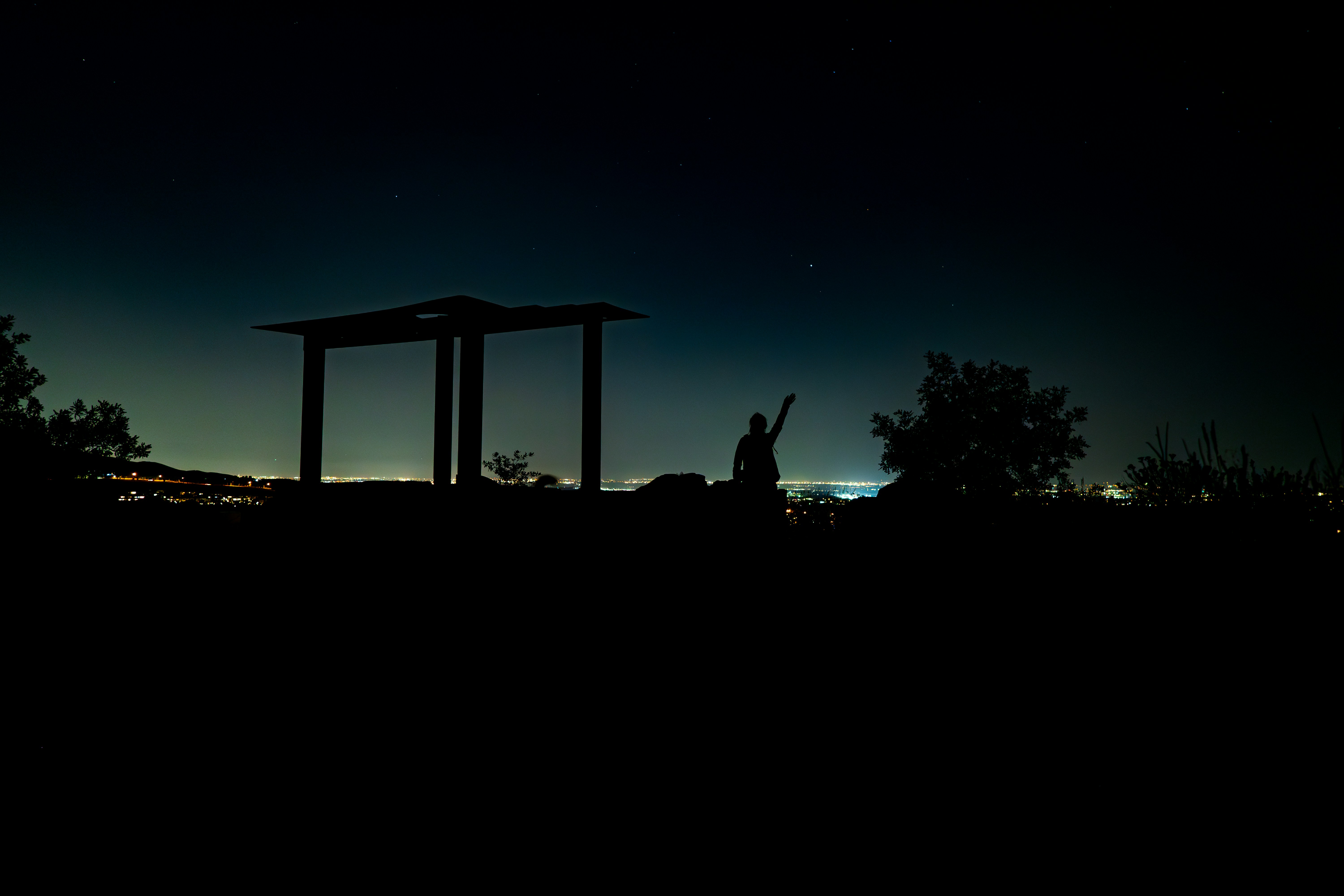 街の明かりを背景にした夜の望楼のシルエット