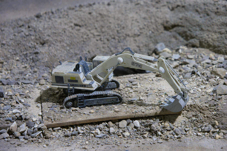 Excavadora a escala 1:14 cargando escombros en el arenero
