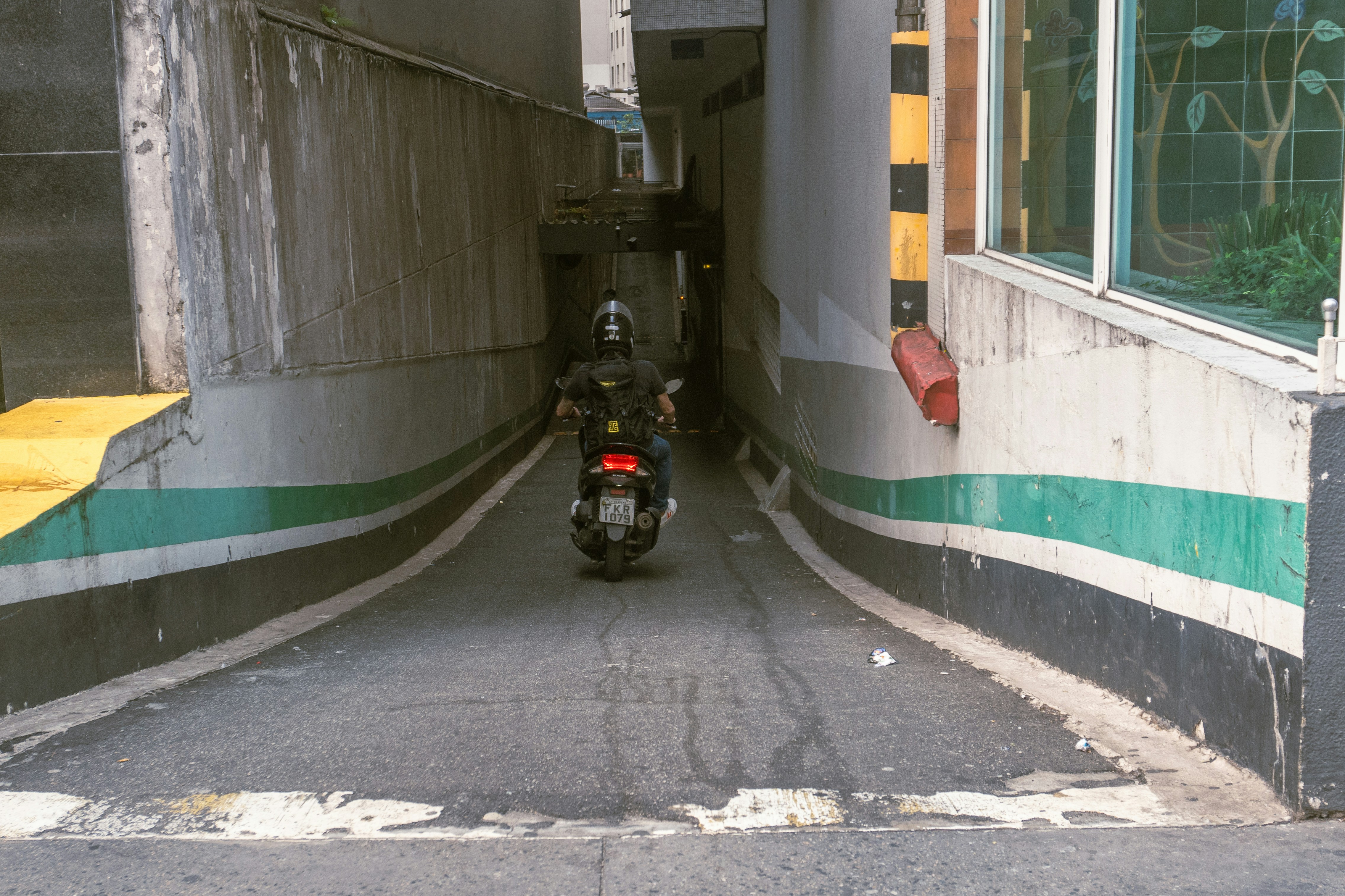 Moto en un callejón
