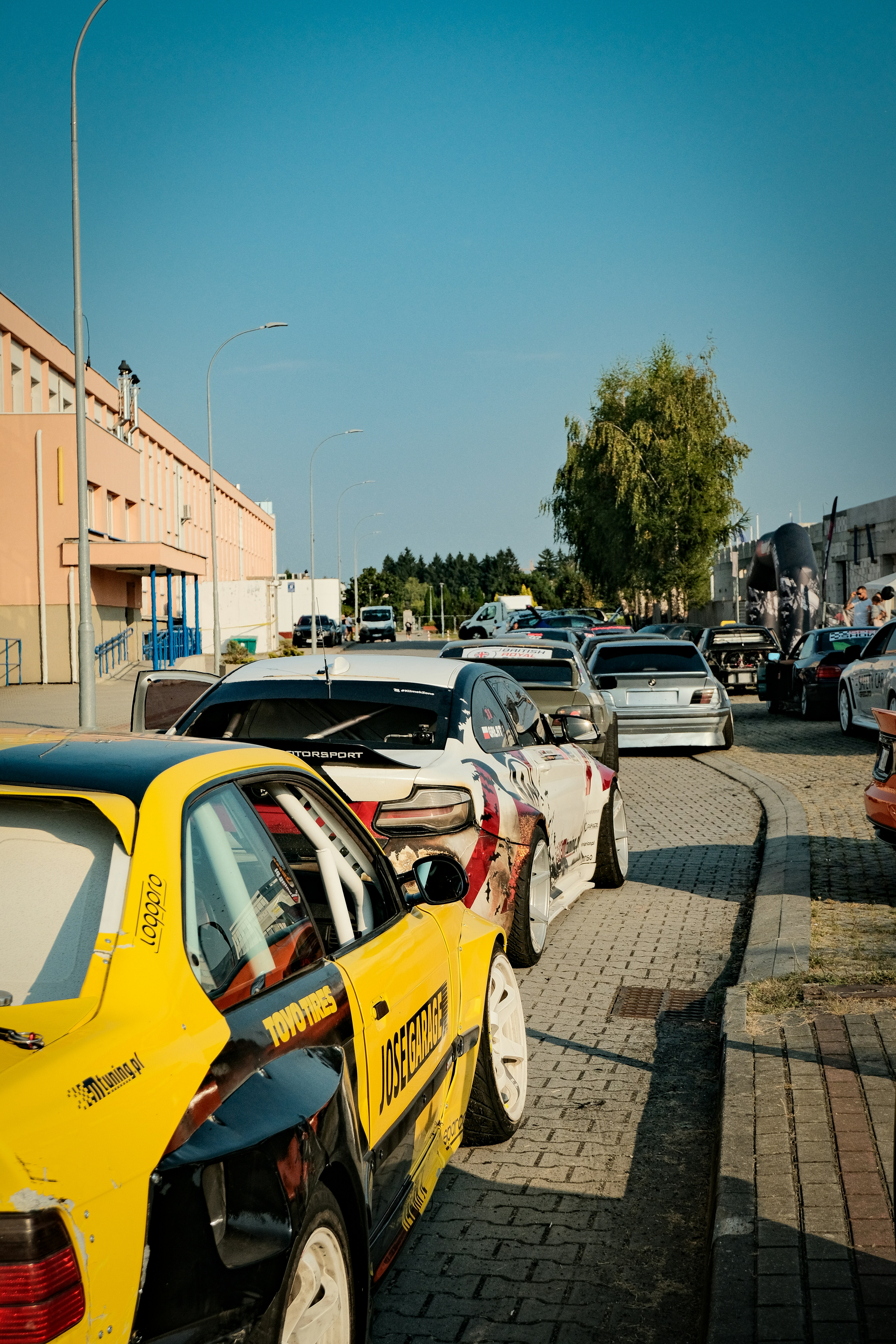 Une voiture jaune garée sur le bord d’une route