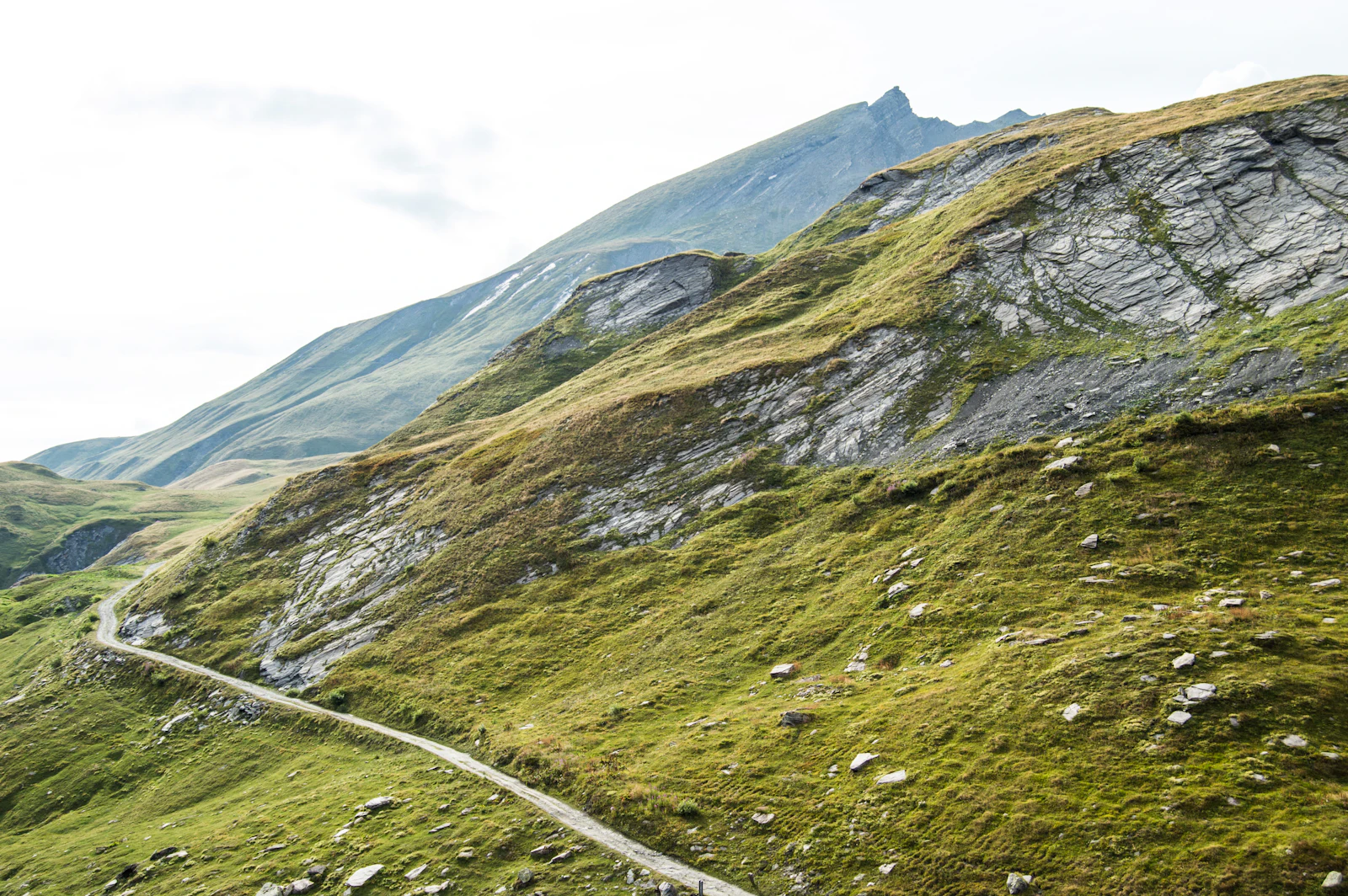 Route en lacets montant au col du Petit-Saint-Bernard