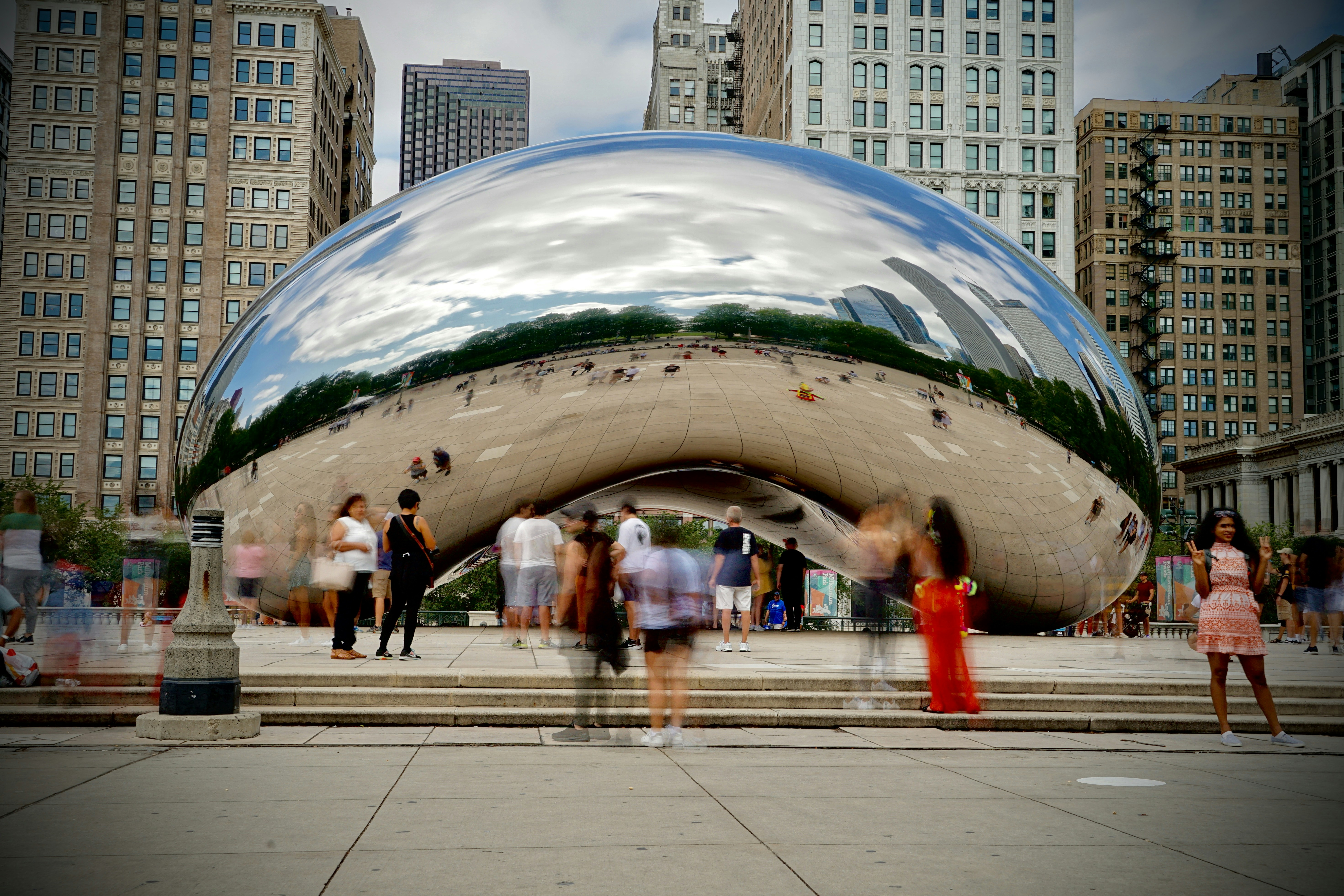 Un grupo de personas de pie frente a un gran objeto metálico