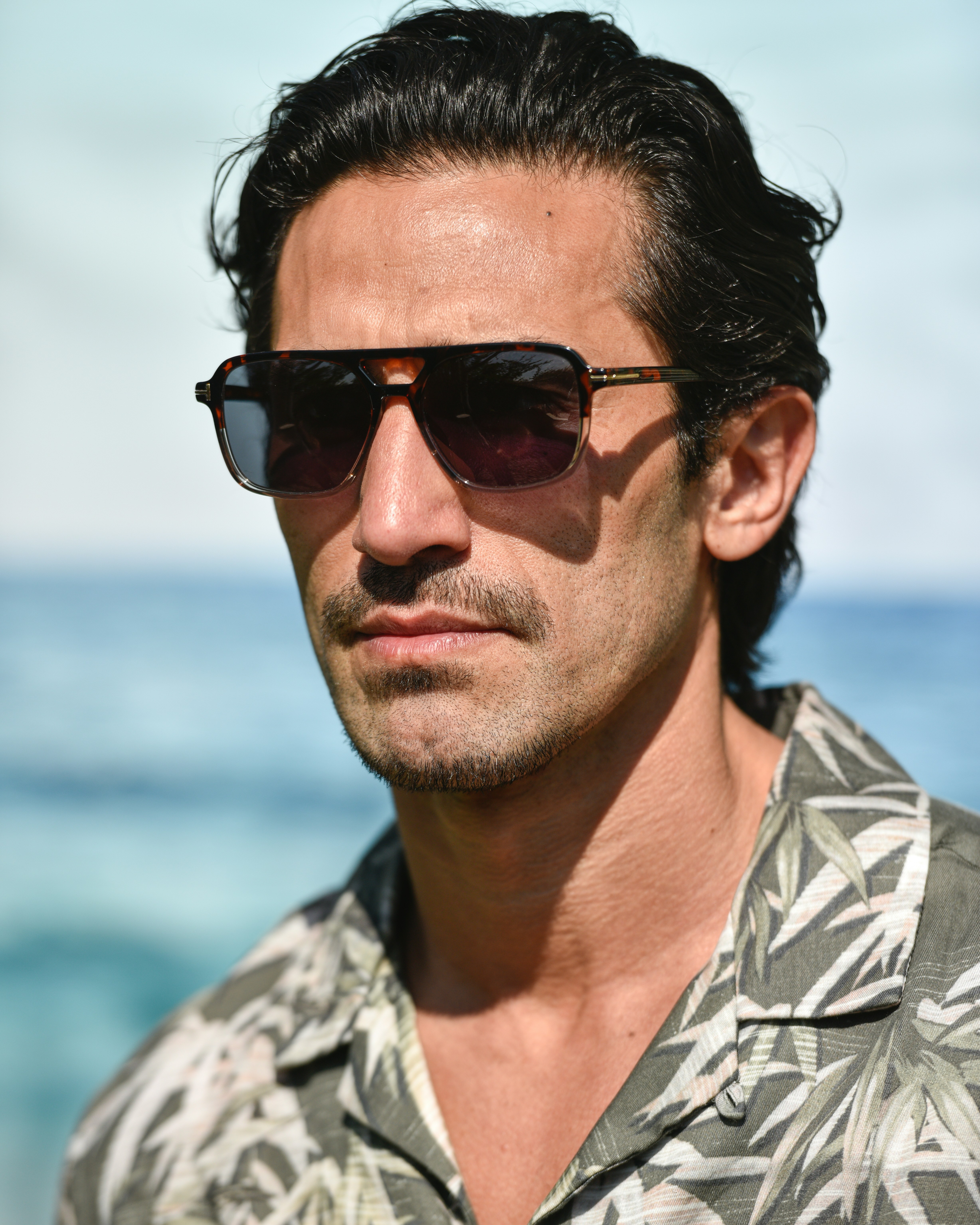 A man in a hawaiian shirt and sunglasses photo – Free Portrait Image on ...