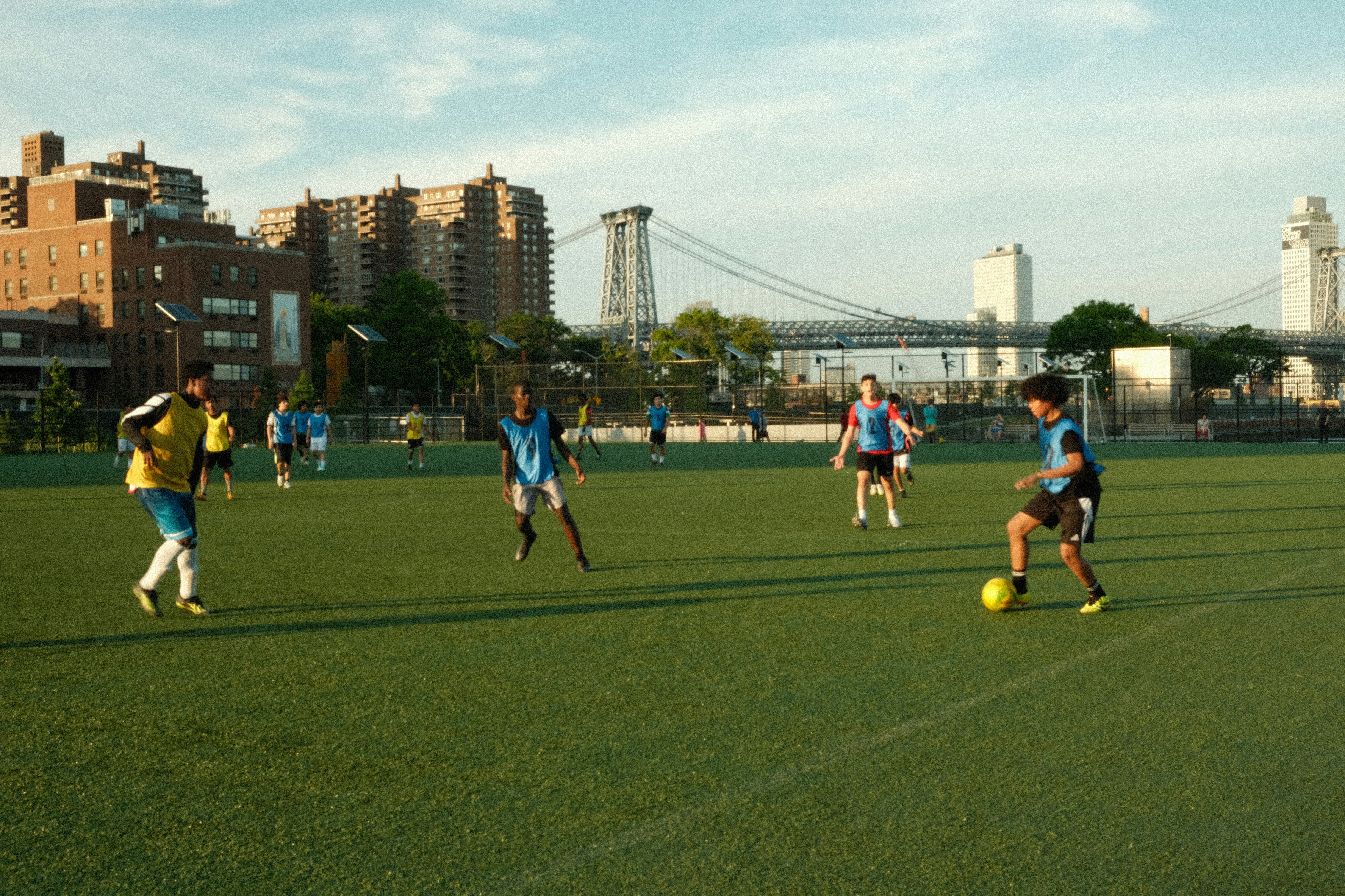 Equipo presionando alto en campo rival durante un partido