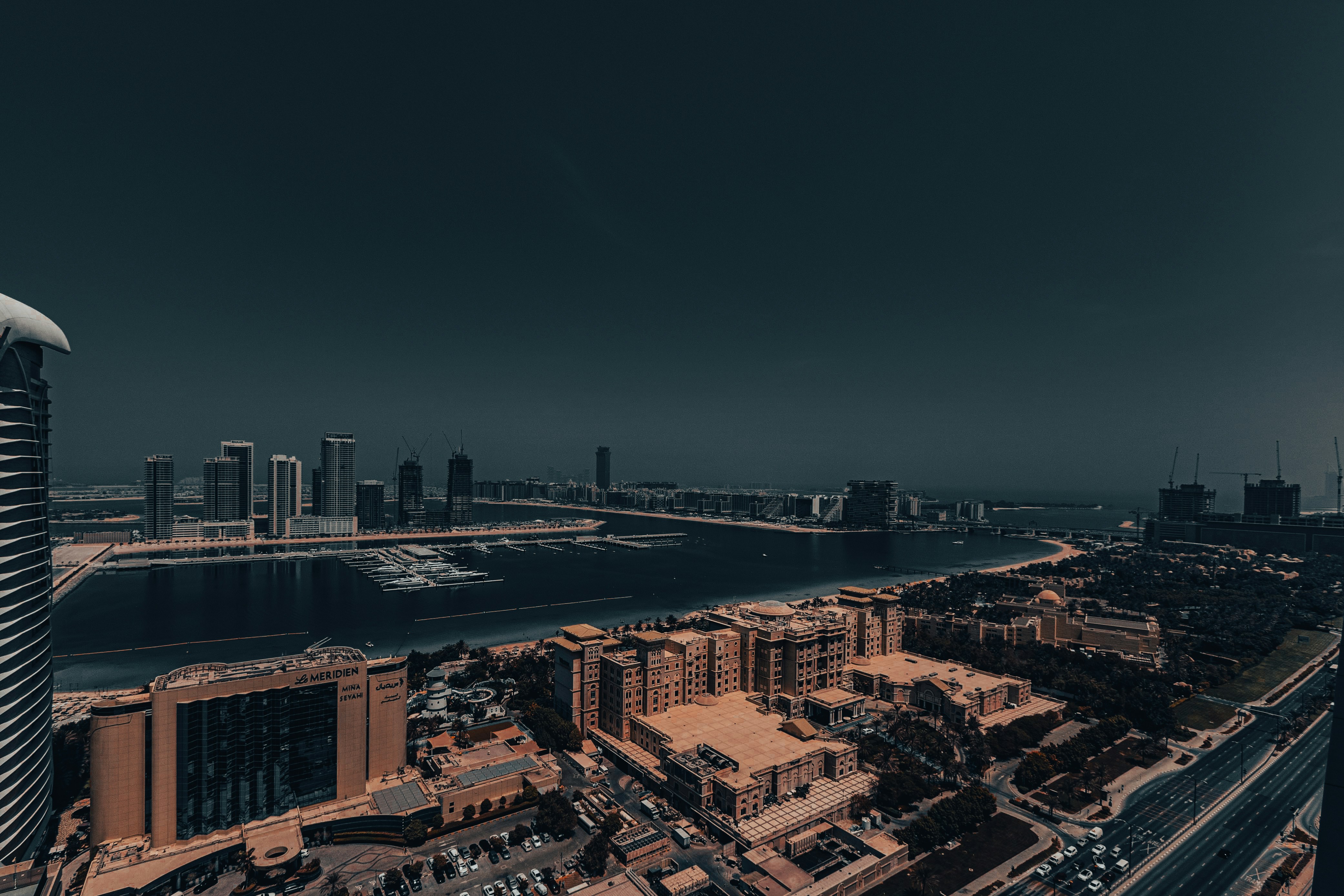 Luksuzne jahte zasidrane v Dubai Marina z nebotičniki v ozadju