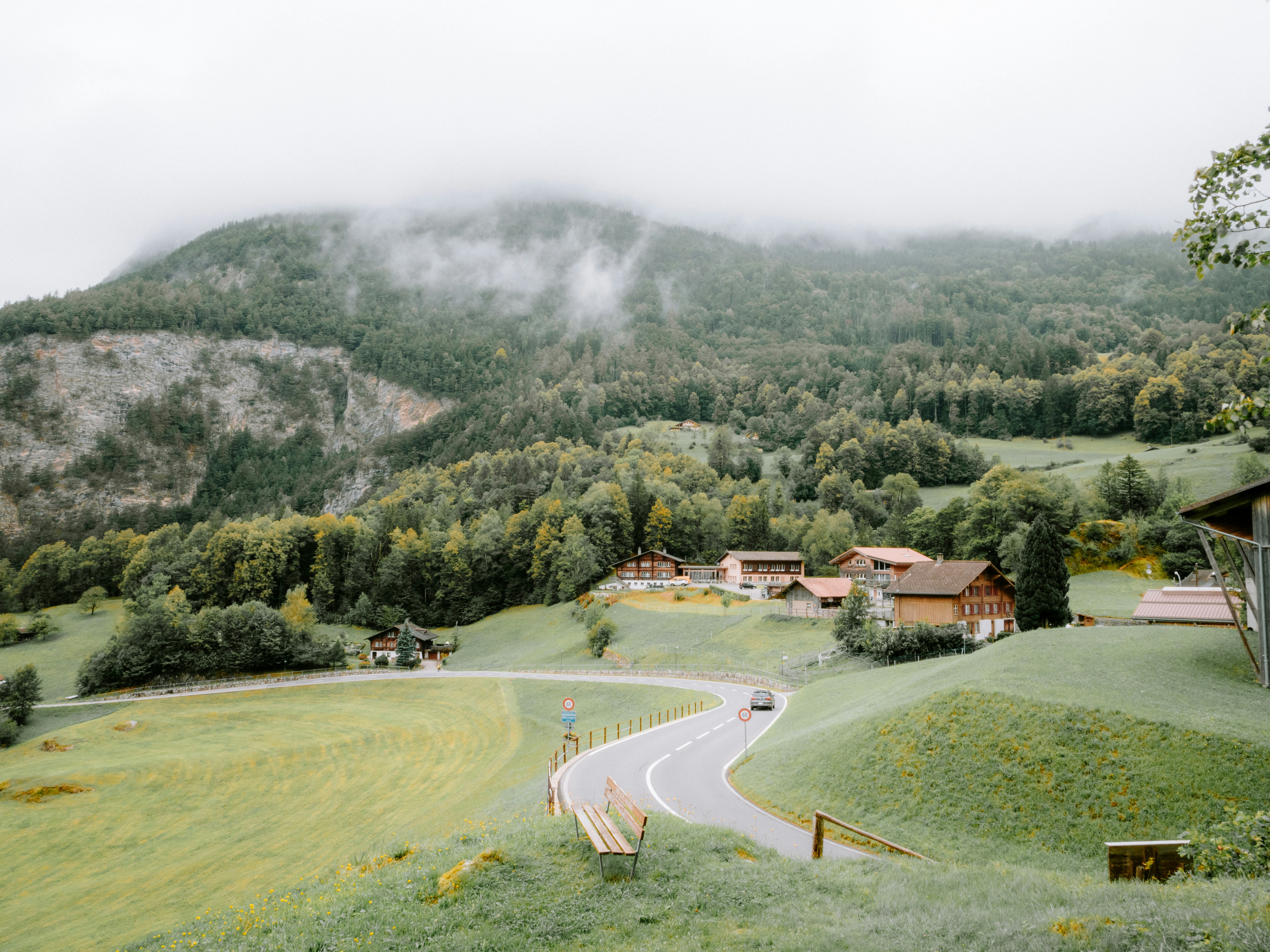 국내여행 준비물로 추천하는 운동화는 어떤 제품인가요?