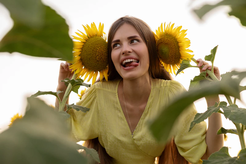 femme debout dans un champ de tournesols