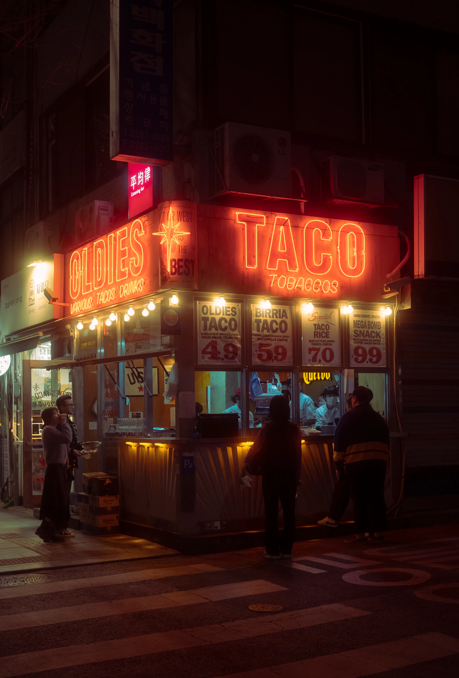 Puesto de tacos iluminado de noche