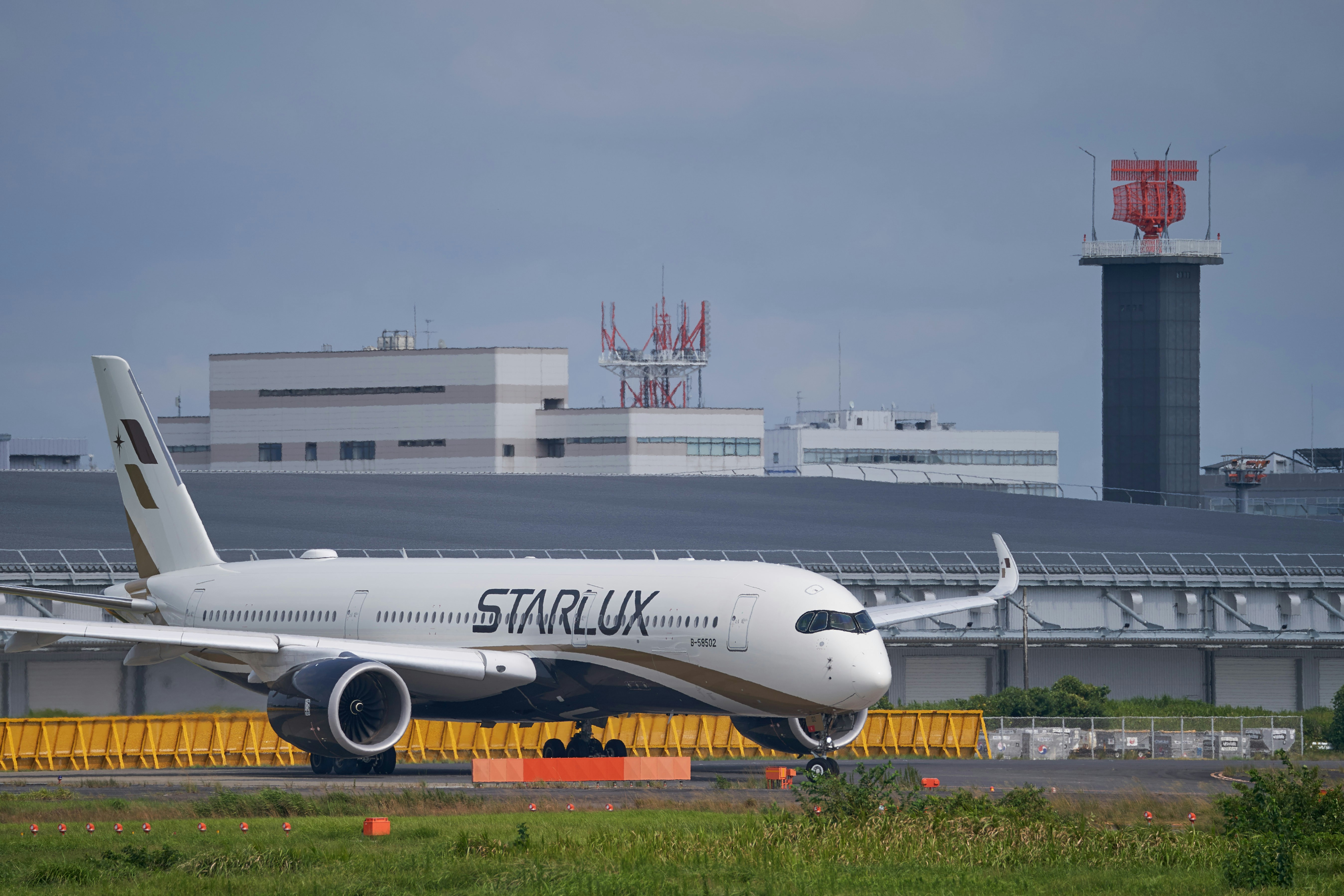 A large jetliner sitting on top of an airport runway
