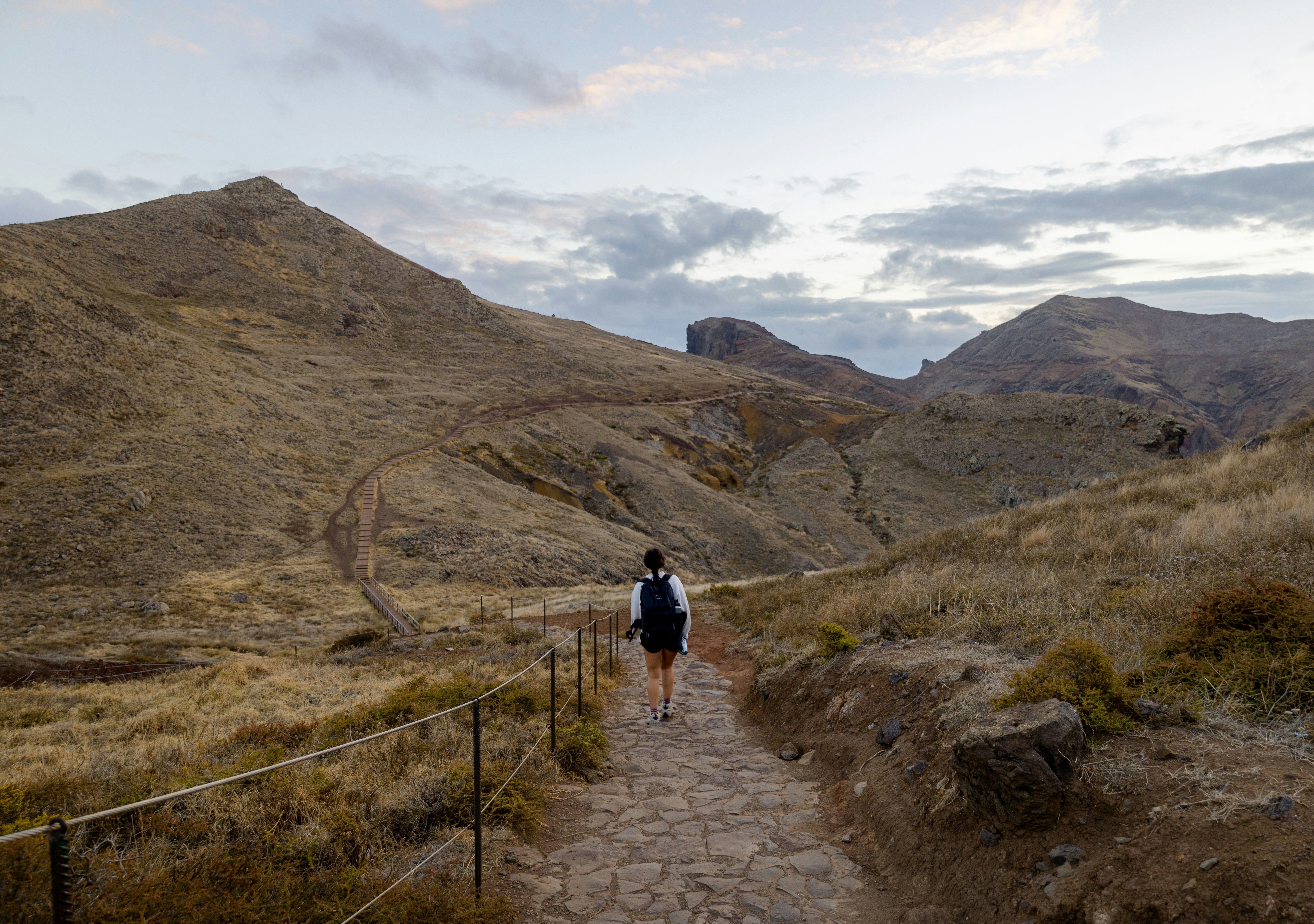 Person geht einen Weg in den Bergen – Neustart nach Rückfall