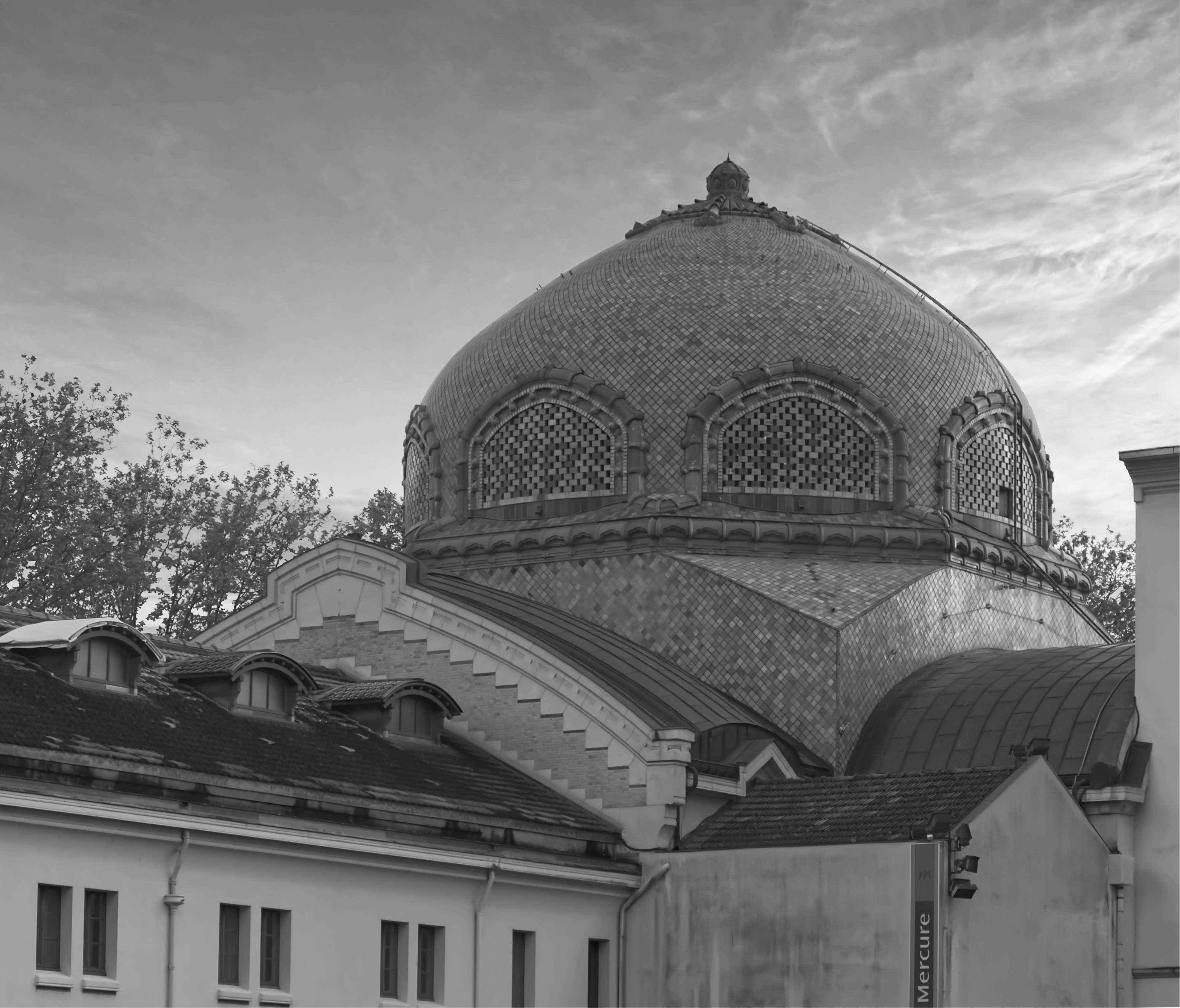Détail de la coupole de style Néo-Byzantin du Centre Thermal des Dômes de Vichy.