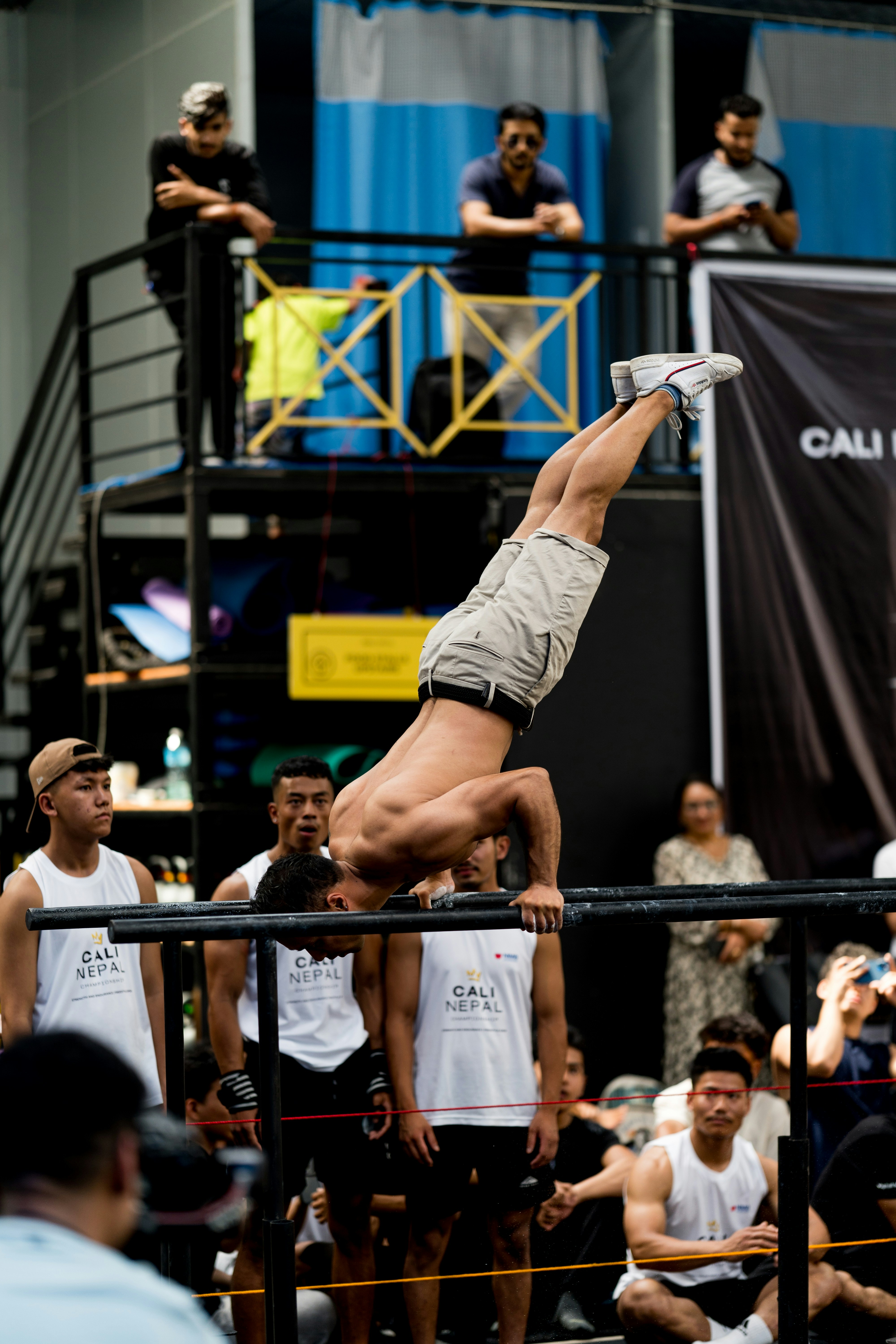 Seorang pria melakukan handstand di depan kerumunan