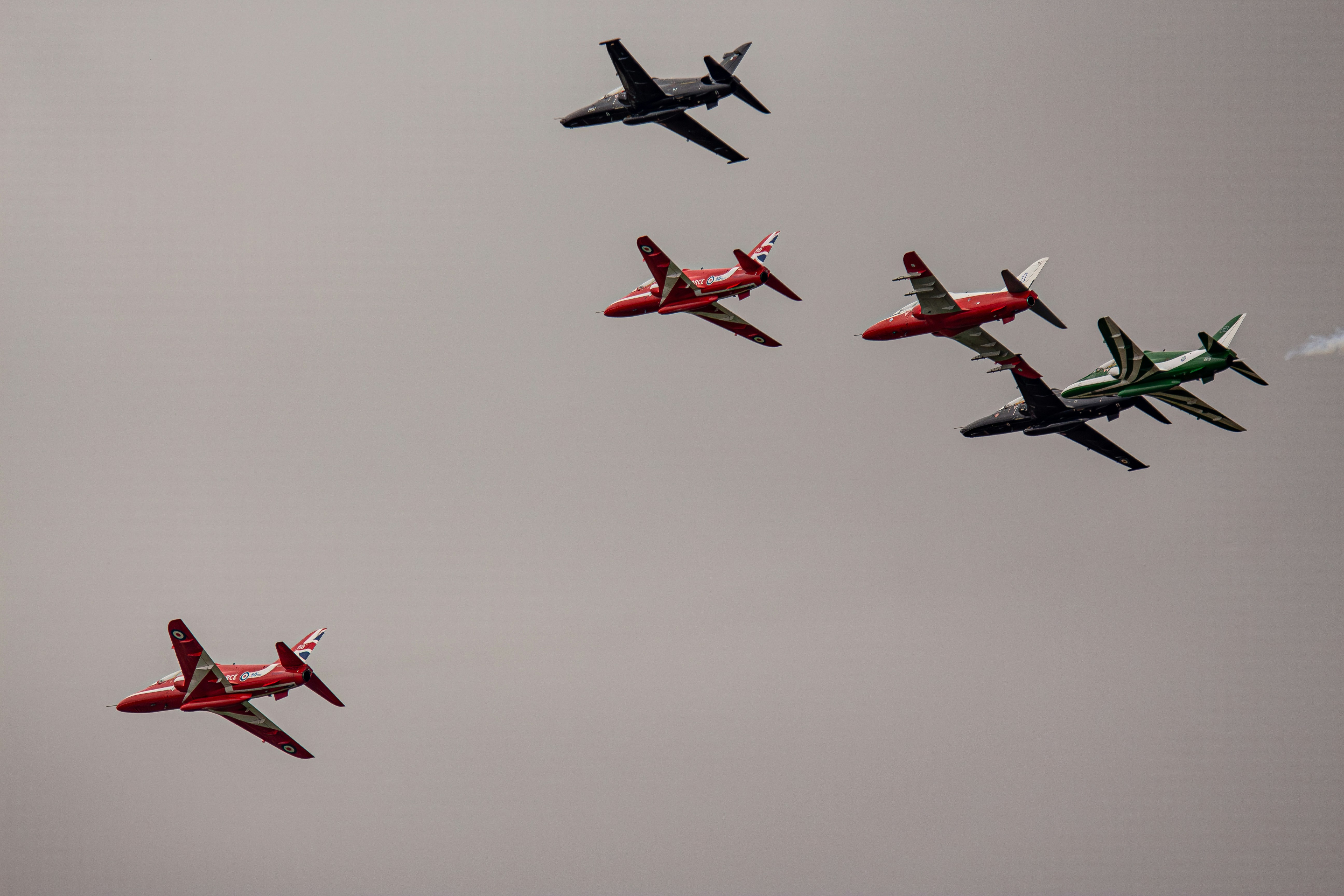 Eine Gruppe von Flugzeugen, die in Formation am Himmel fliegen